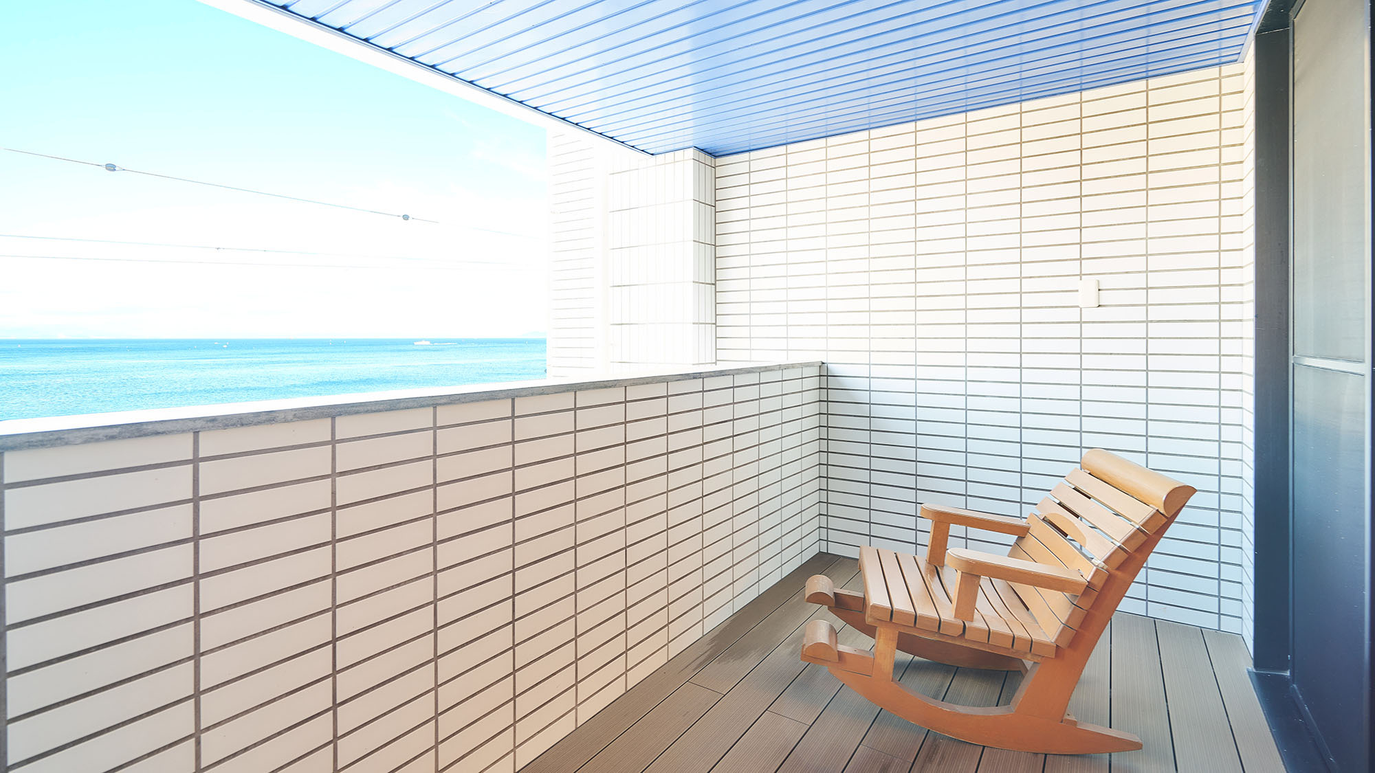 ・【客室／月】バルコニーで椅子に腰かけて深呼吸。都会の喧騒を忘れてヒーリング時間を過ごしませんか