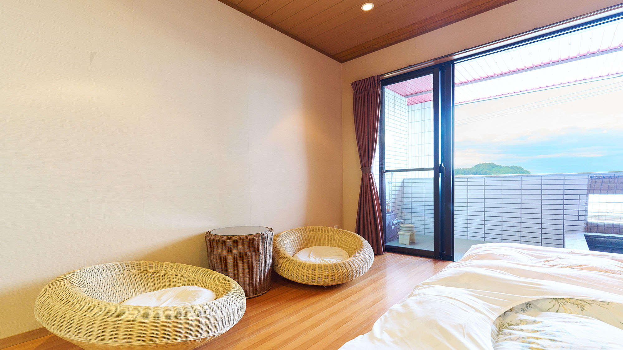 ・【客室／白砂】個性的な椅子で談笑時間をお過ごしいただけます。大切な人との会話をお楽しみください