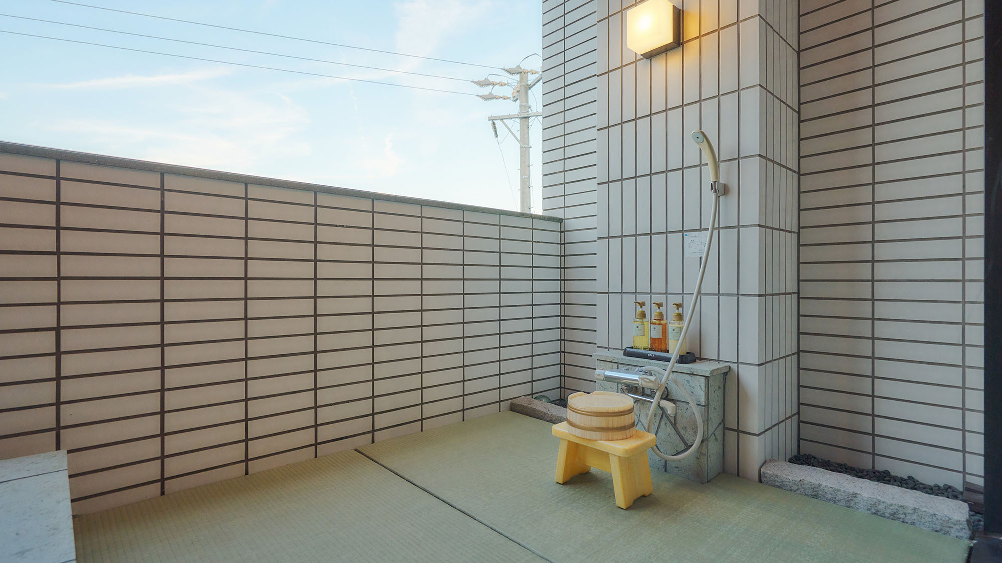 ・【客室／高砂】バルコニーにシャワーがございます。開放的なバスタイムをお楽しみいただけます