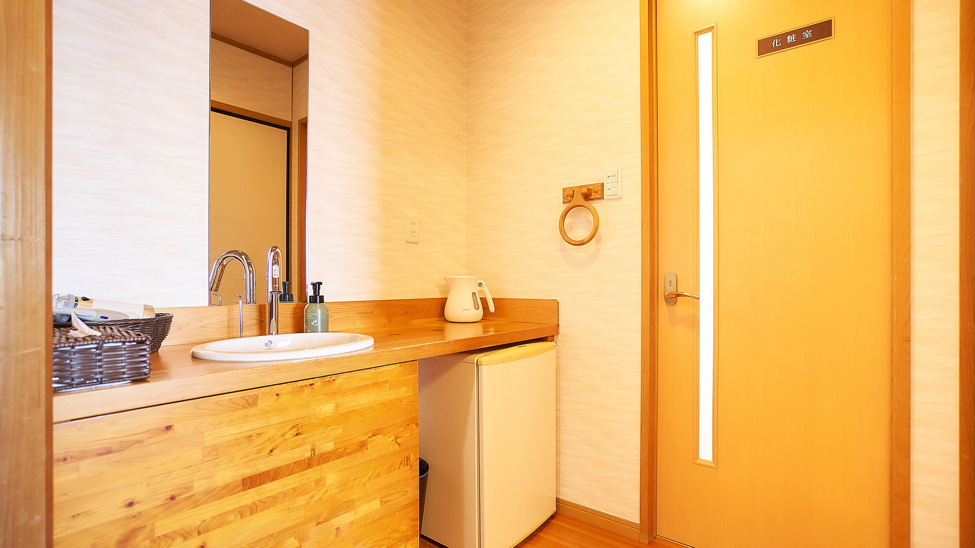 ・【客室／風】洗面台や冷蔵庫、電気ポットを完備。ひと通りの設備が揃い、快適にお過ごしいただけます
