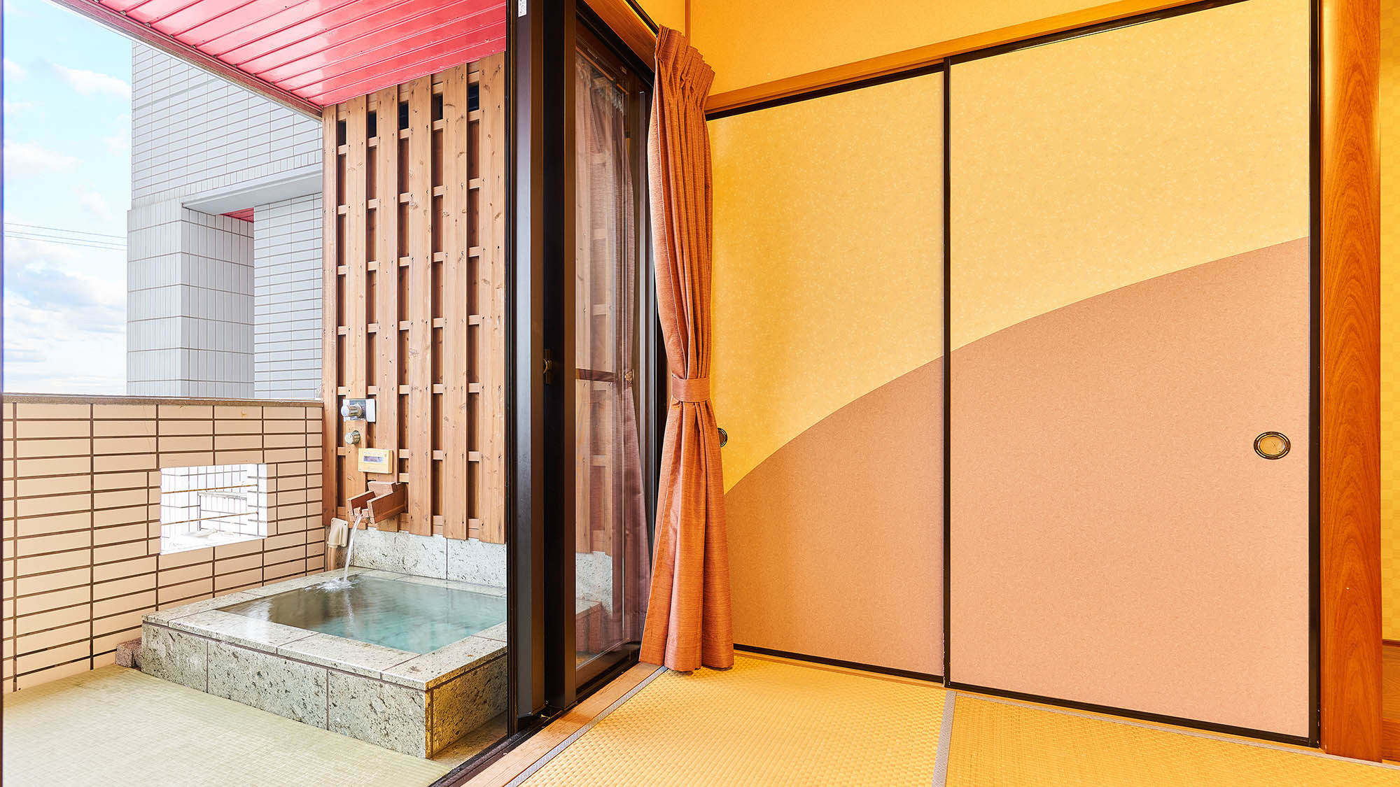 ・【客室／渚砂】バルコニーには露天風呂を完備しております。お好きなだけご入浴ください