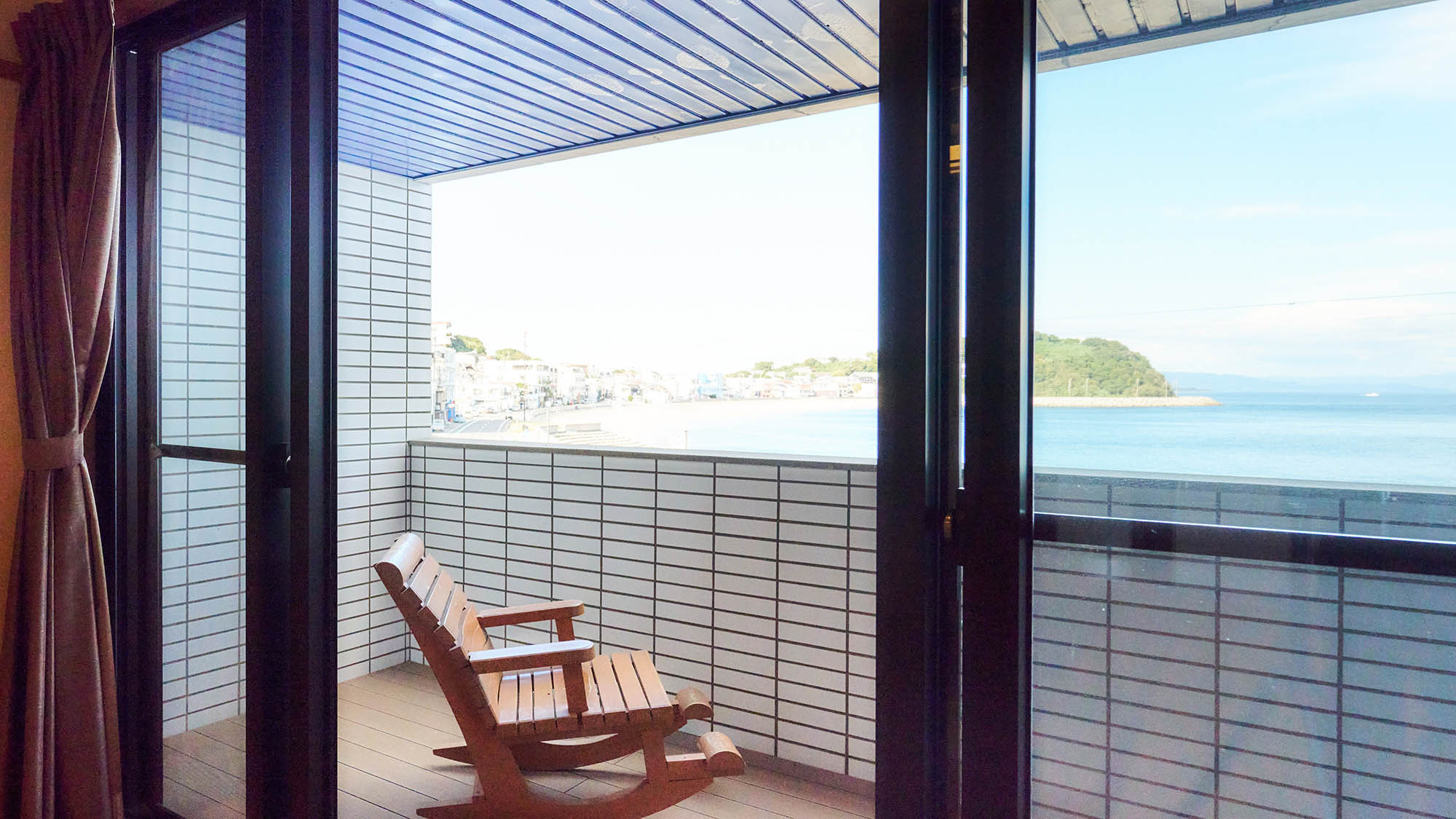 ・【客室／虹】青い空と海を眺めながら、心地よい風と波音を感じるリラックス時間をご満喫ください