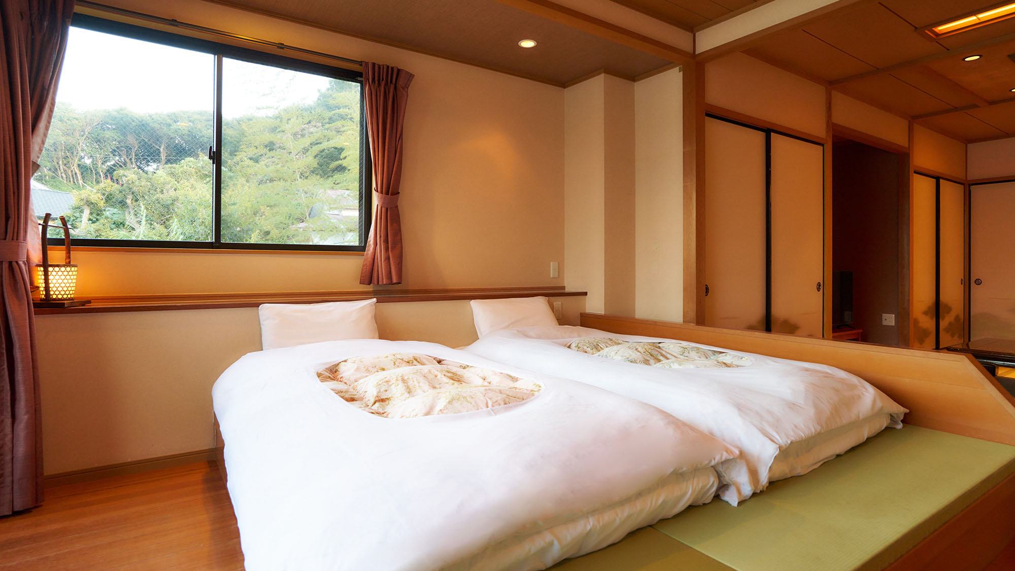 ・【客室／高砂】和室12畳＋洋室10畳の広々としたお部屋です。大切な人とゆったりお過ごしください