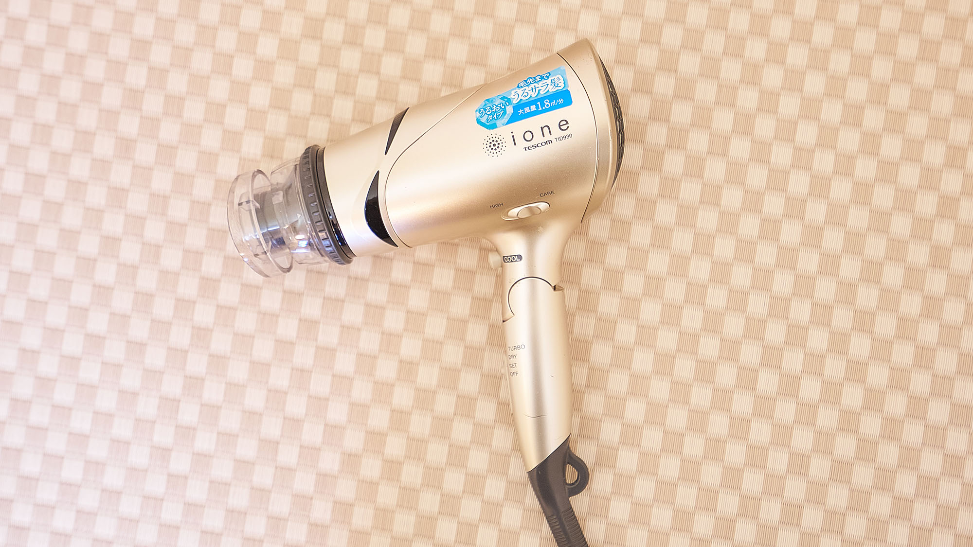 ・【脱衣所】脱衣所にヘアドライヤーをご用意しております。大風量タイプでお風呂上りも快適です