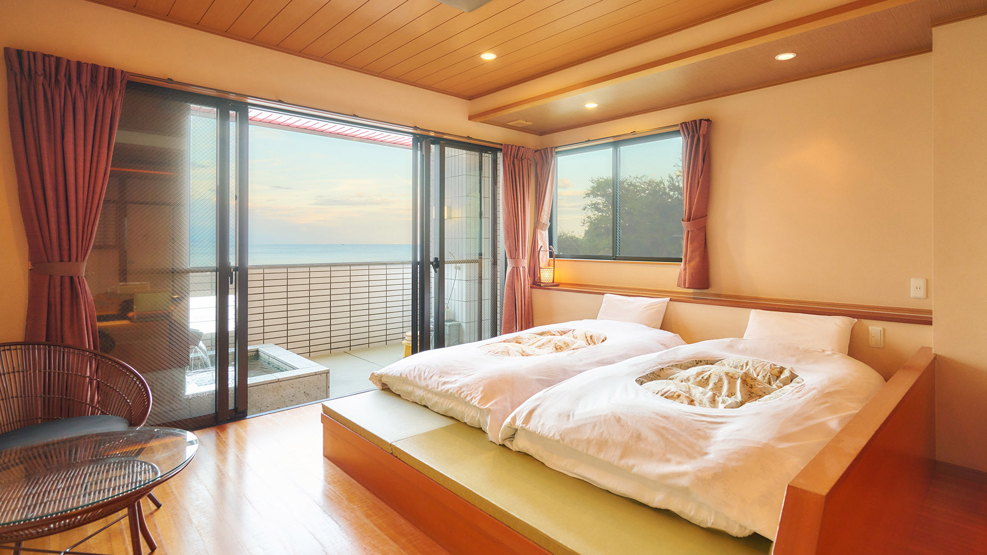 ・【客室／高砂】大工が製作した特注の木製畳ベッドを設置。洋室でも小上がりで畳を感じられるお部屋です