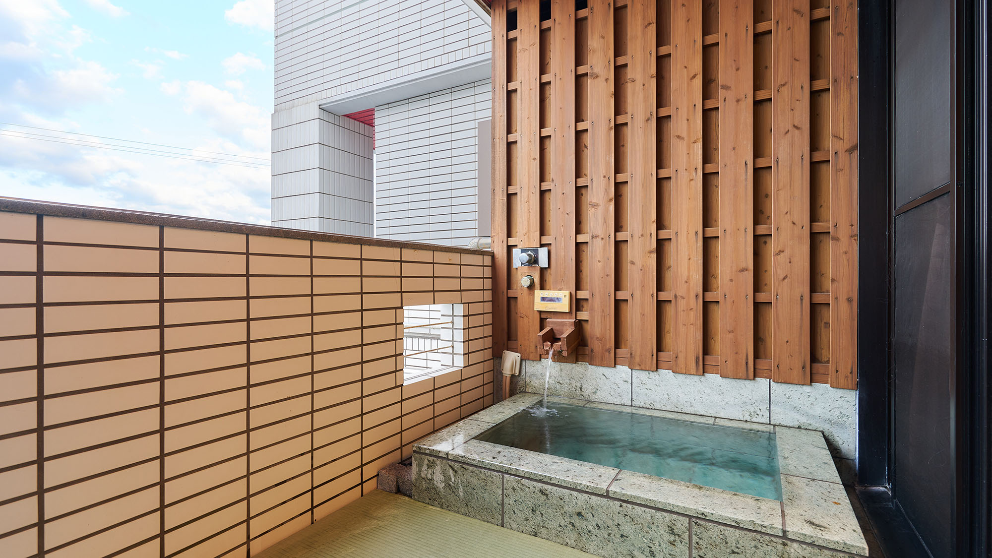 ・【客室／渚砂】露天風呂は、4種の温泉鉱石と竹炭を使った人工温泉です。心ゆくまでお温まりください