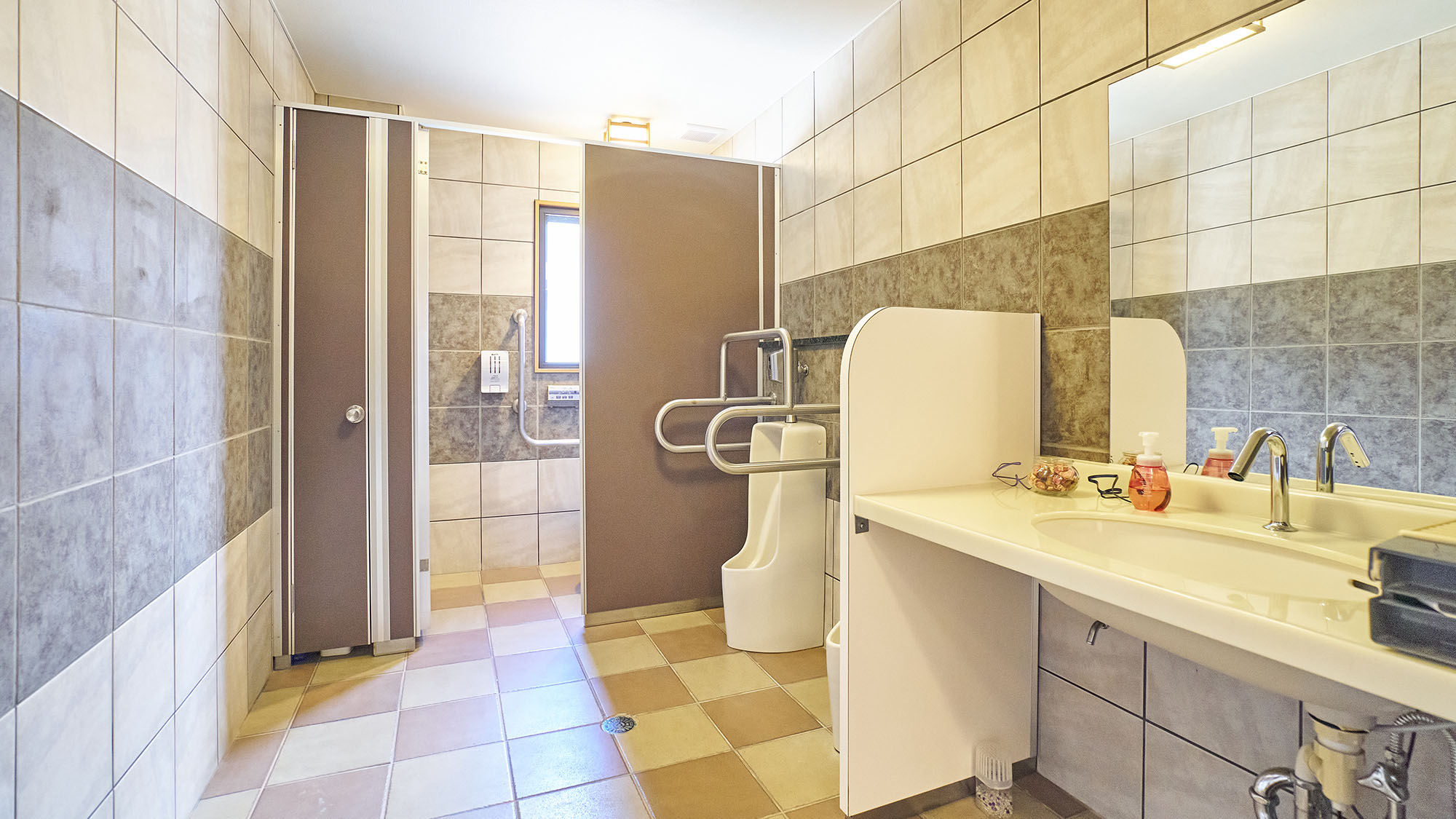 ・【共用トイレ】共用トイレは常時清潔に保たれており、快適にご利用いただけます