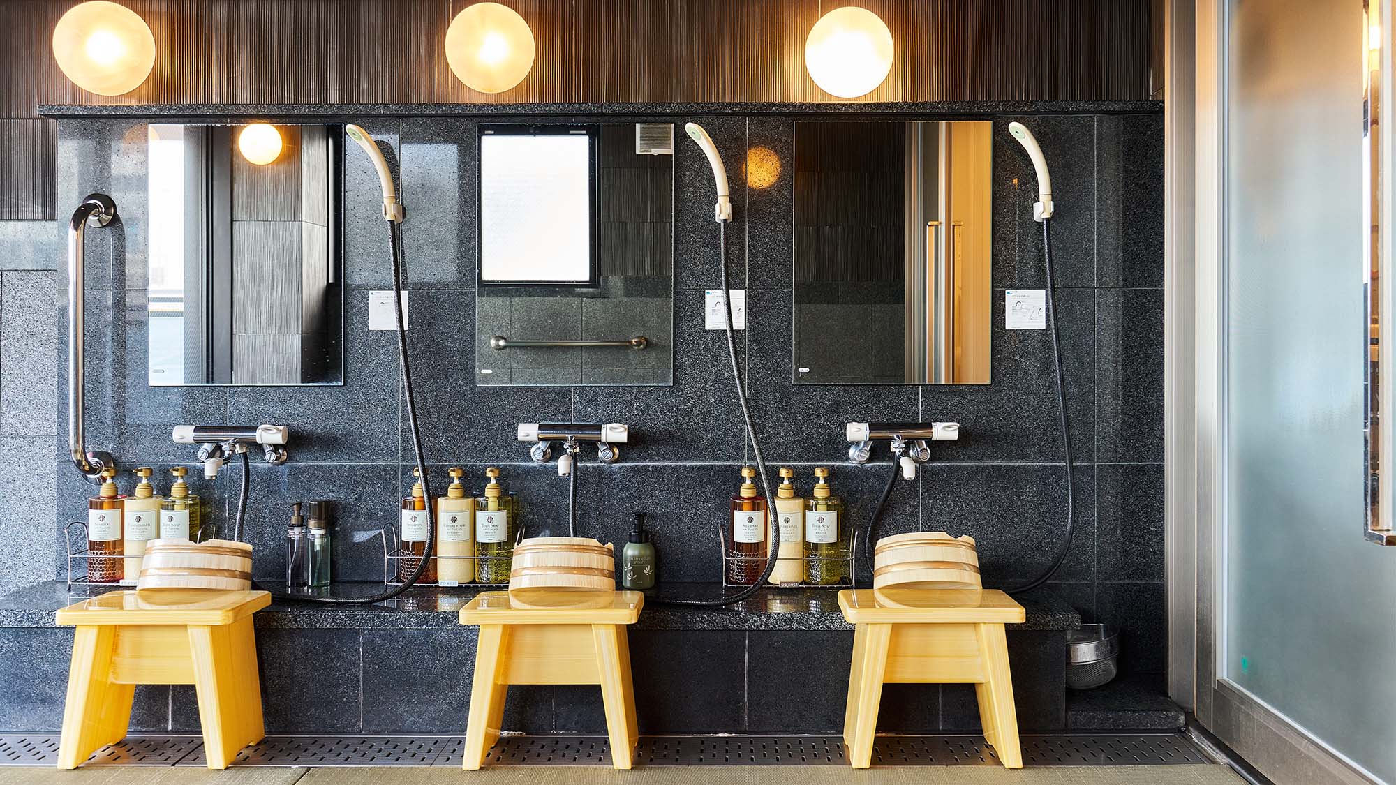 ・【大浴場】洗い場は3つございます。小さな旅館ですので、混雑も少なく入浴をお楽しみいただけます