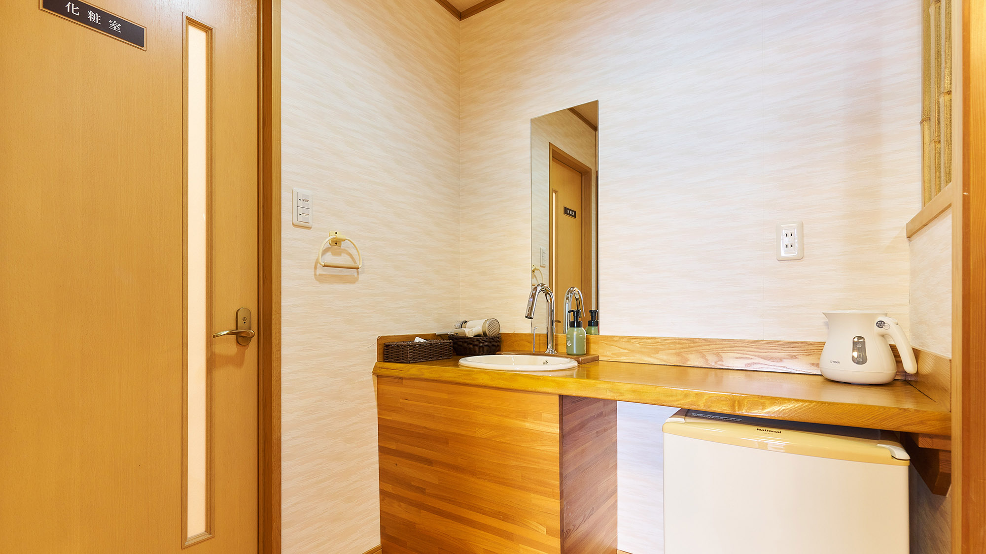 ・【客室／渚砂】洗面台には沢山のものを置けるスペースがございます。お出かけ前の支度も快適です