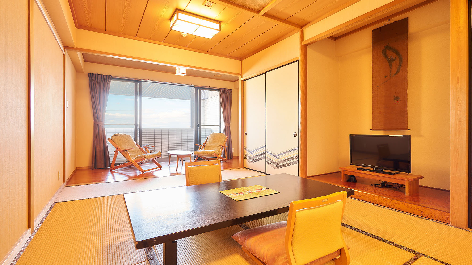 ・【客室／月】畳のぬくもりを感じられるお部屋です。心身ともにのびのびとお寛ぎください