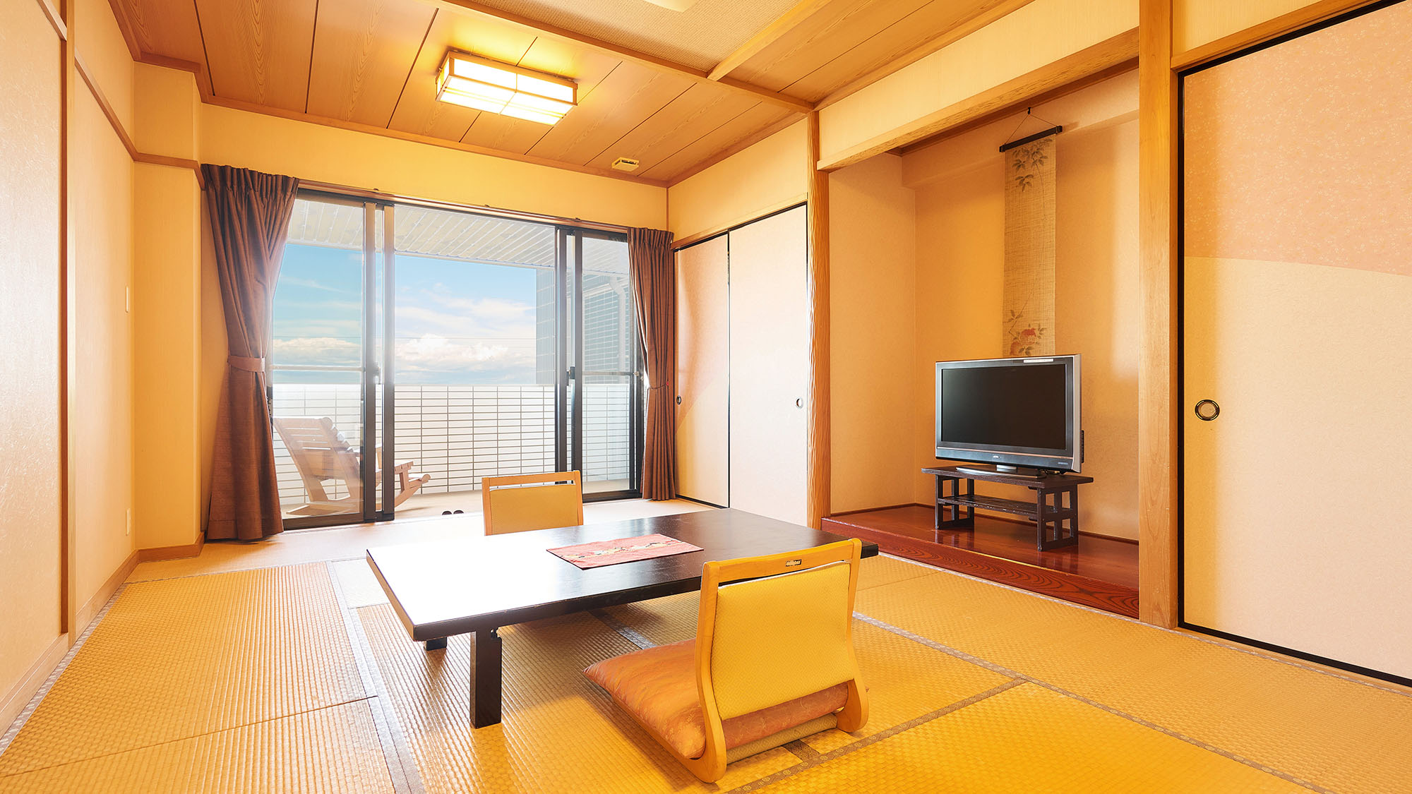 ・【客室／虹】客室内から青く広い空を望むことができます。ほっと安らぐひと時をお過ごしください