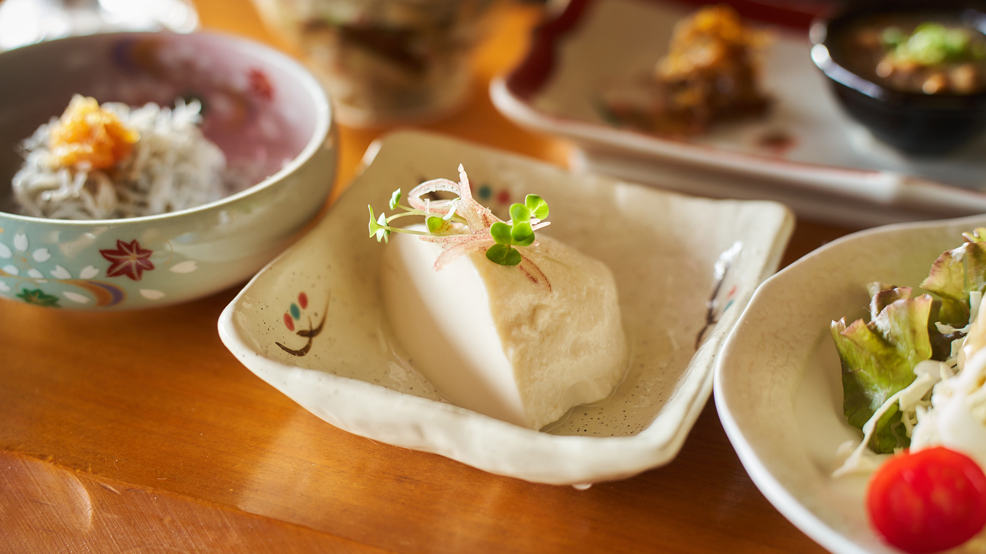 ・【朝食一例】なめらかな豆腐に薬味を添えてさっぱりいただく、和食の定番料理をお楽しみください