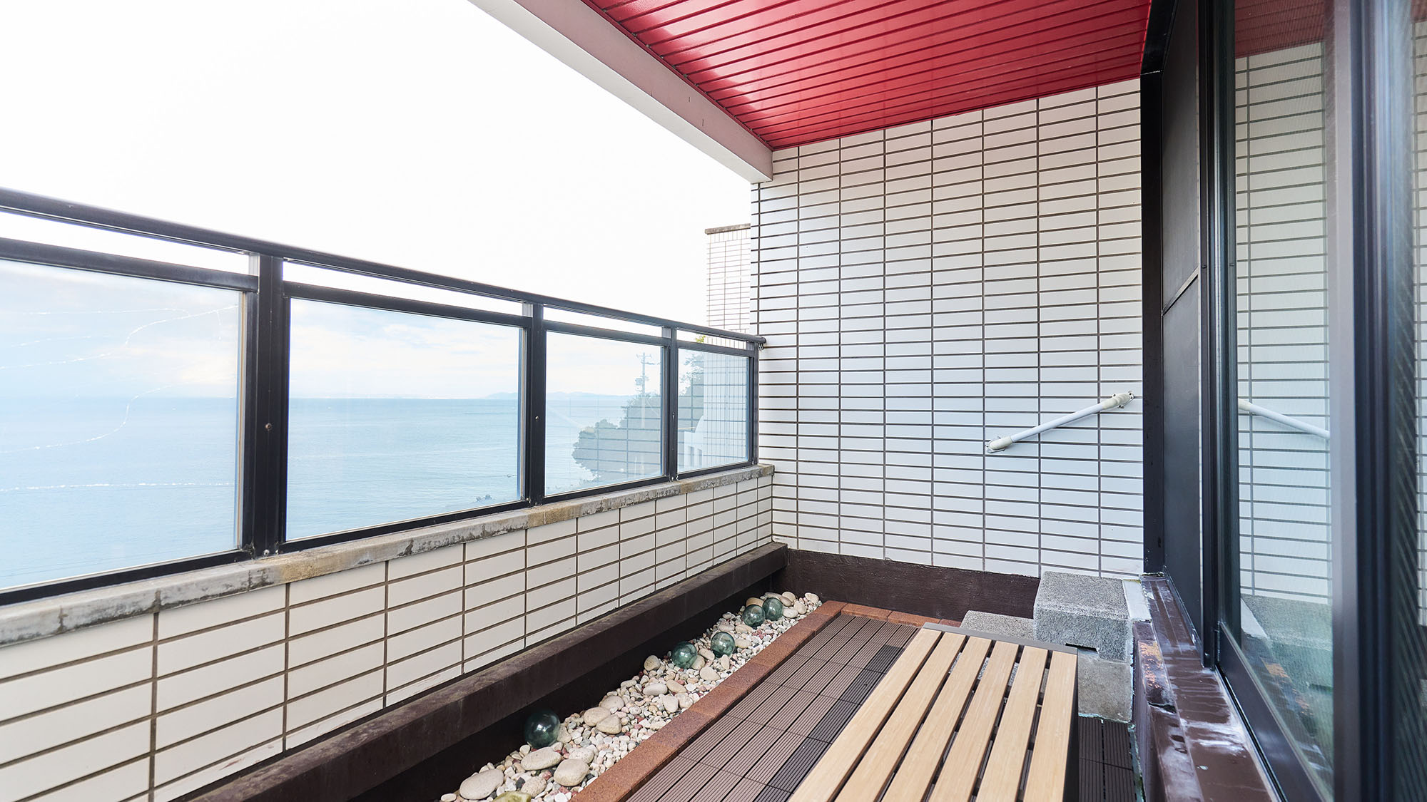 ・【大浴場】じっくり温まったあとはテラスで涼みませんか？海を望みながらゆったりとお寛ぎいただけます