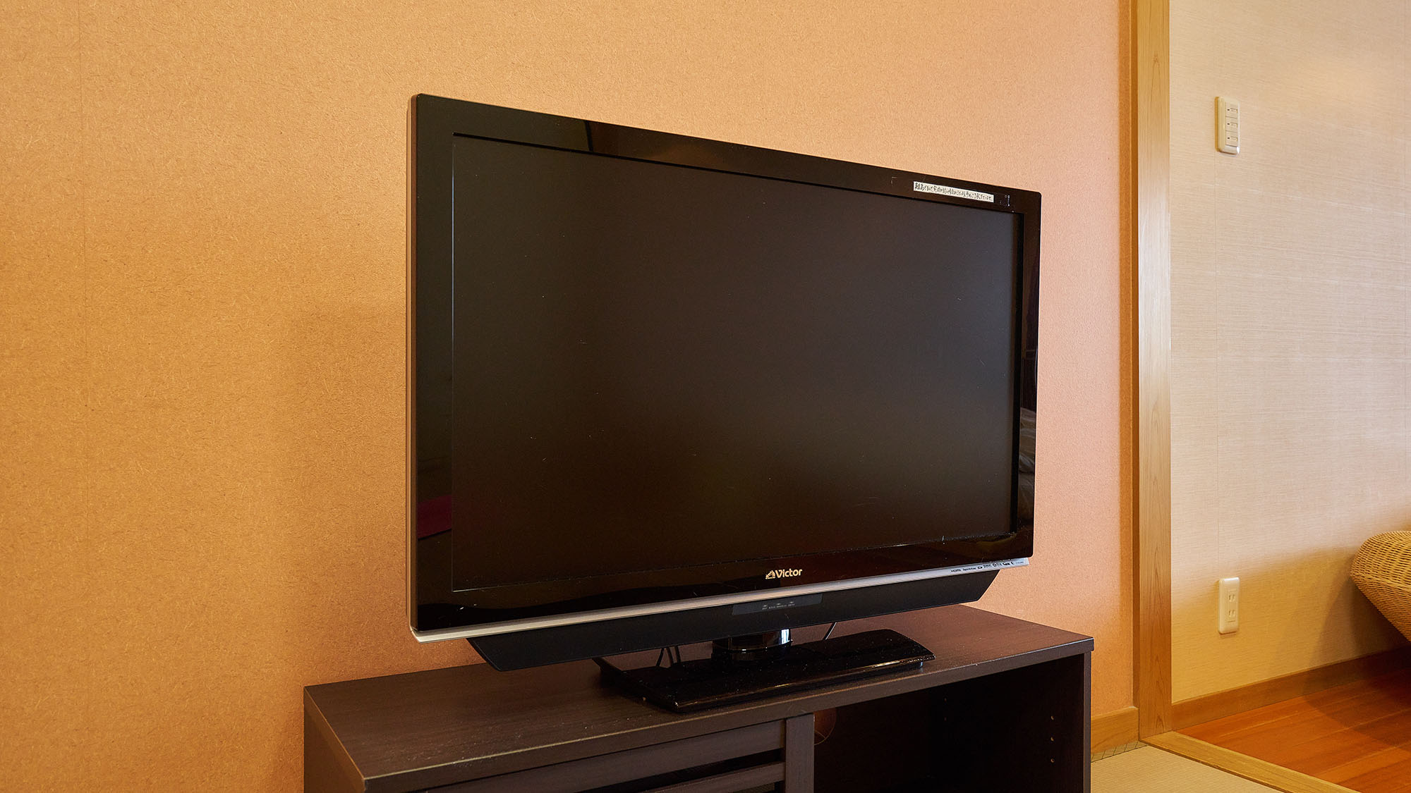 ・【客室／白砂】団らん時間にテレビをご覧いただけます。お連れ様と楽しい寛ぎ時間をお過ごしください