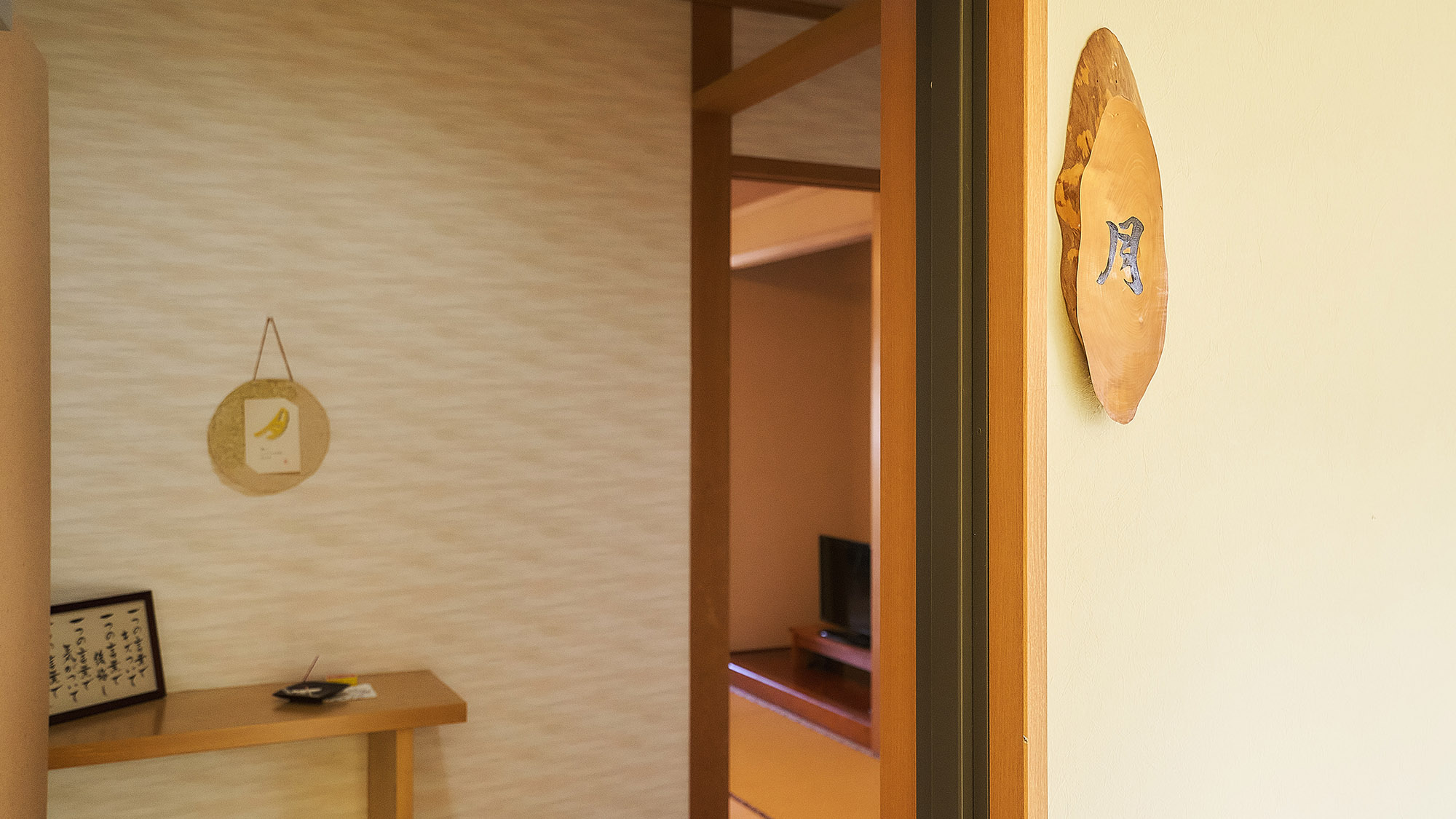 ・【客室／月】2名様でのご利用や少人数の家族旅行にぴったりな、和室12畳＋約5畳広縁付きのお部屋です