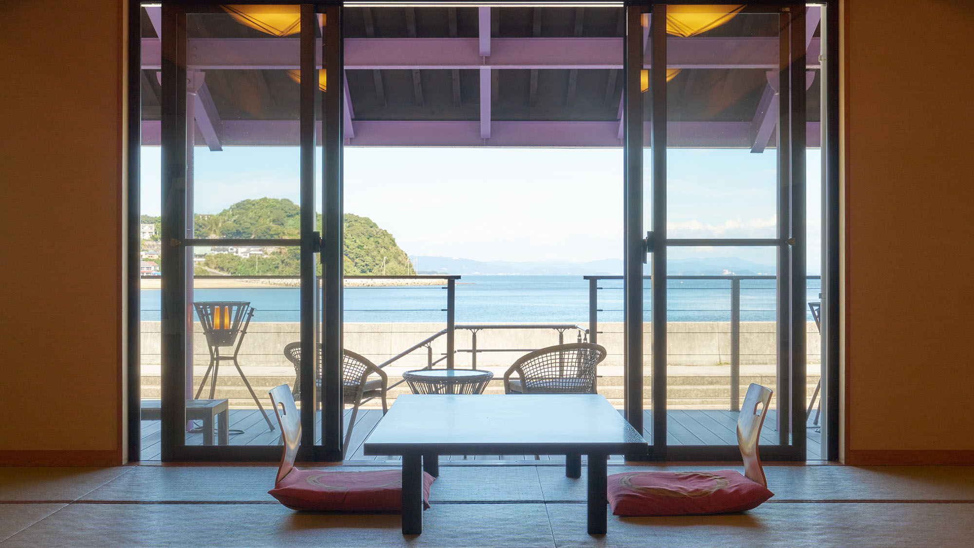 ・【お食事処】目の前に広がる三河湾の絶景を望む広間で朝食。優雅な一日の始まりをお楽しみください