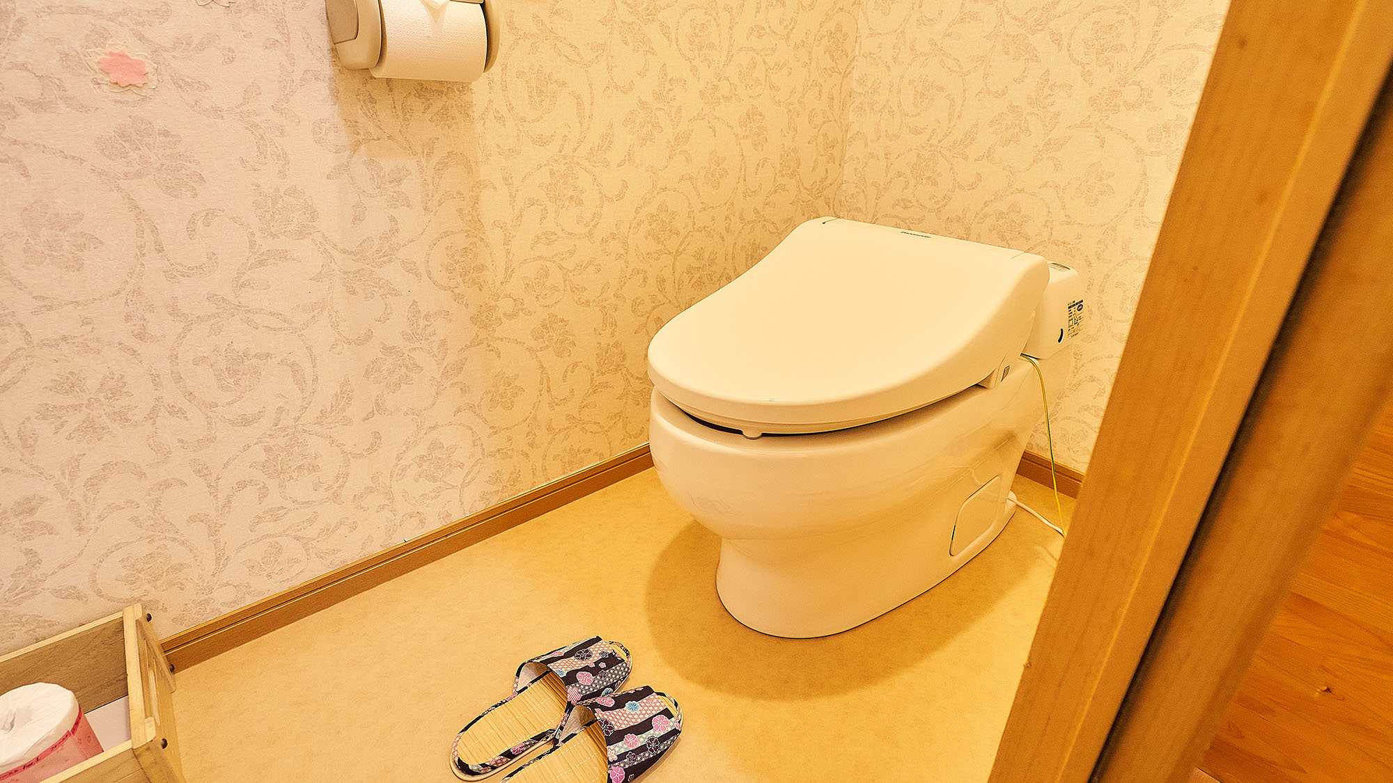 ・【客室／月】客室内にトイレを完備しております。温水洗浄機能付きです