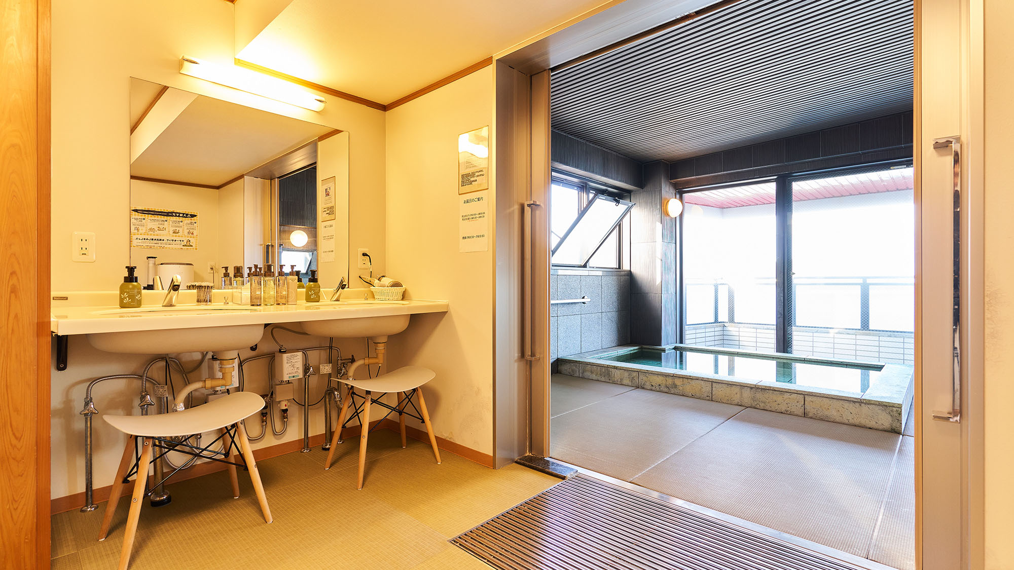 ・【脱衣所】脱衣所・浴場内ともに畳敷きです。濡れた足でも滑りづらく、安心してご入浴いただけます