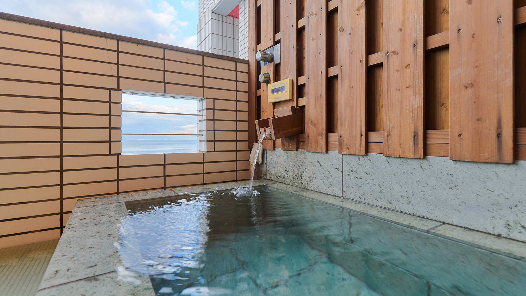 ・【客室／渚砂】露天風呂で温まりながら海を一望いただけます。贅沢なリフレッシュ時間をお過ごしください