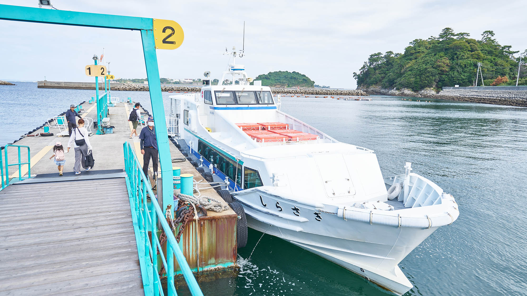・【周辺】篠島と本島を結ぶ高速船。都会の喧騒から離れてゆったりと休暇をお過ごしいただけます