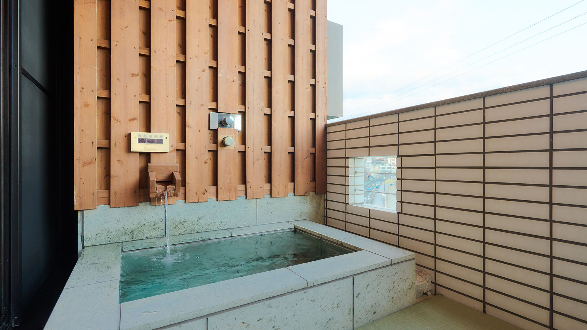 ・【客室／高砂】露天風呂は4種の温泉鉱石と竹炭を使った人工温泉。じっくり体の芯までお温まりください