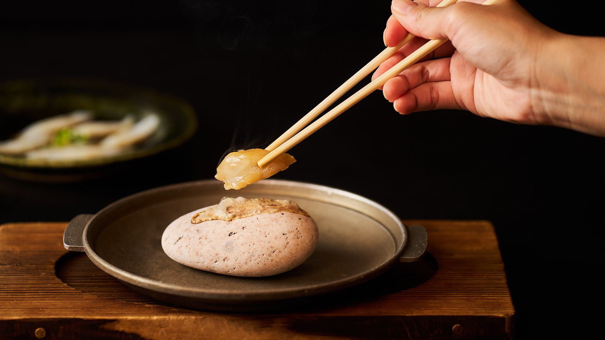 ・【夕食一例／ふぐの石焼】熱した石でふっくらとふぐを焼き上げ、ふぐ本来の旨みをご堪能ください