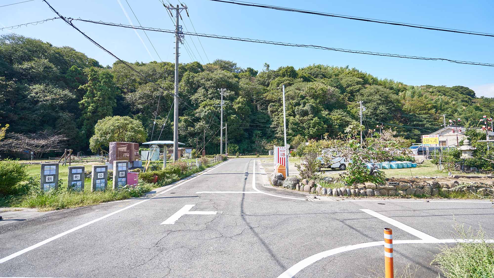 ・【駐車場】篠島・新町公園前の交差点を右折進入すると、右奥に当宿専用の駐車場がございます