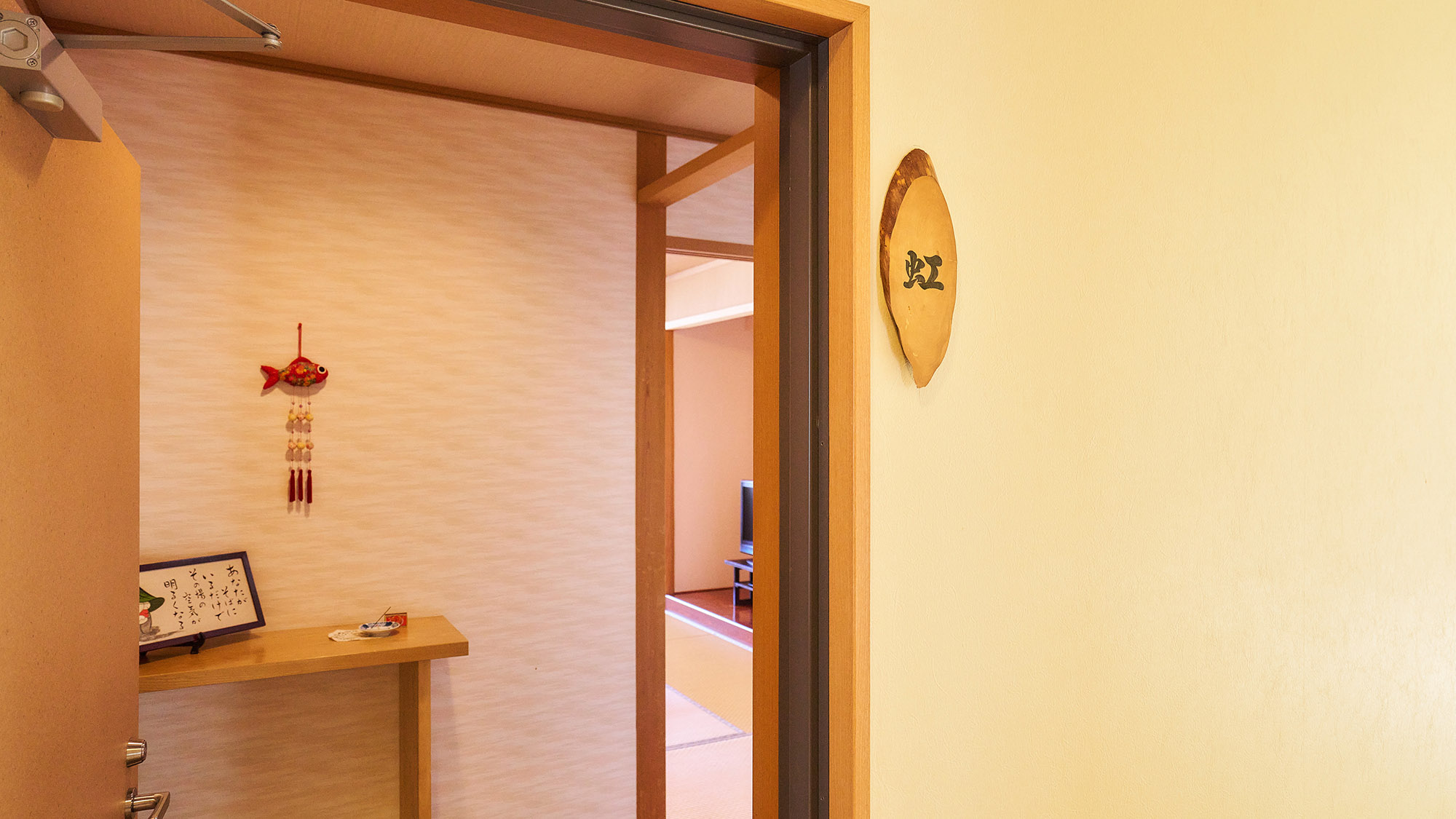 ・【客室／虹】4名様まで泊まれる海一望バルコニー付き和室です。畳のぬくもりを感じながらお寛ぎください