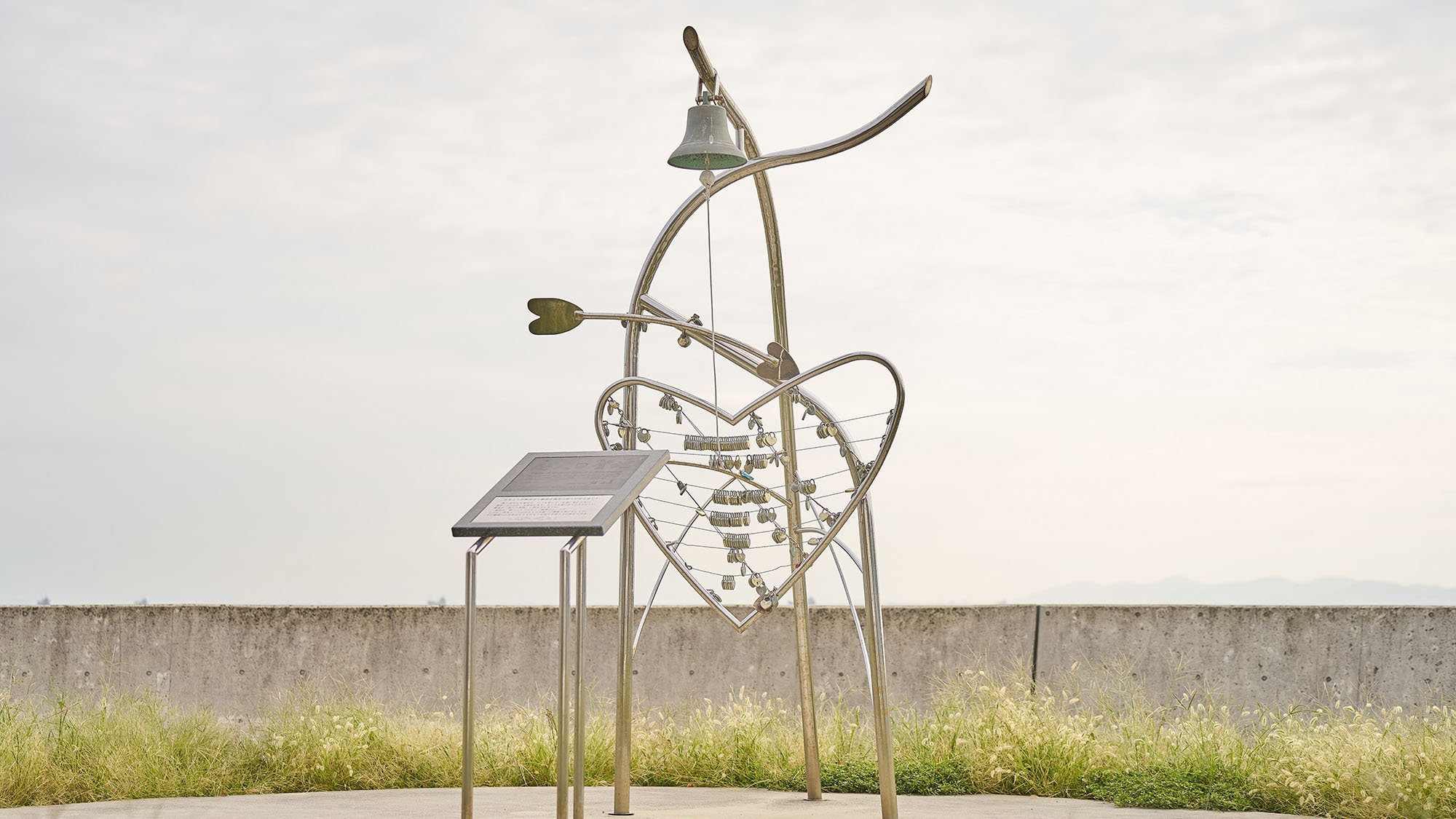 ・【周辺】「太一岬・キラキラ展望台」は恋人の聖地です。恋人と訪れた際はぜひ愛鍵をかけてください