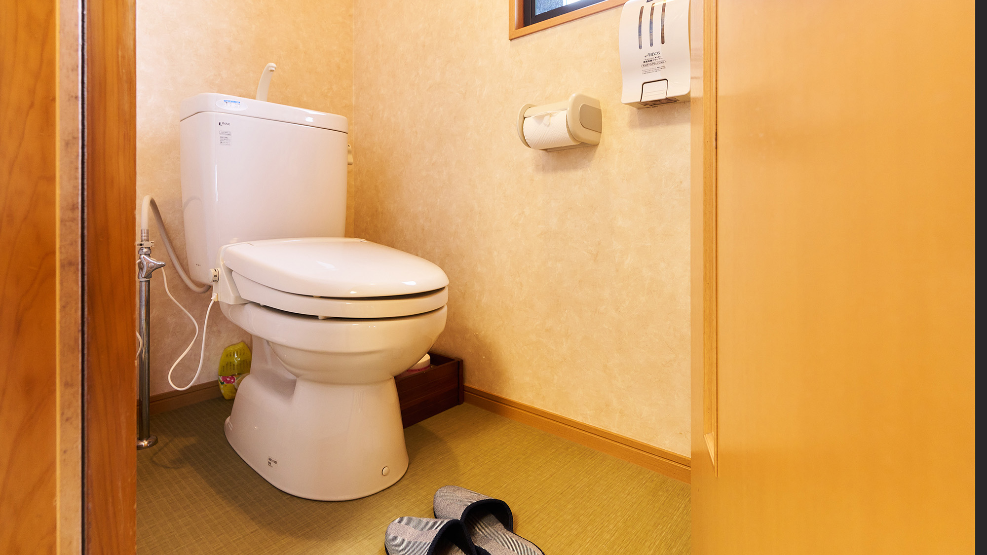 ・【共用トイレ】ご宿泊者様にご利用いただける共用トイレを完備。清潔で快適にご利用いただけます