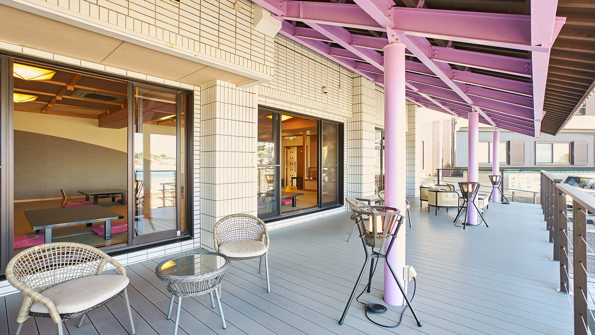 ・【テラス】広々としたテラスがございます。開放的な空間でお連れ様と一緒にゆったりお寛ぎいただけます