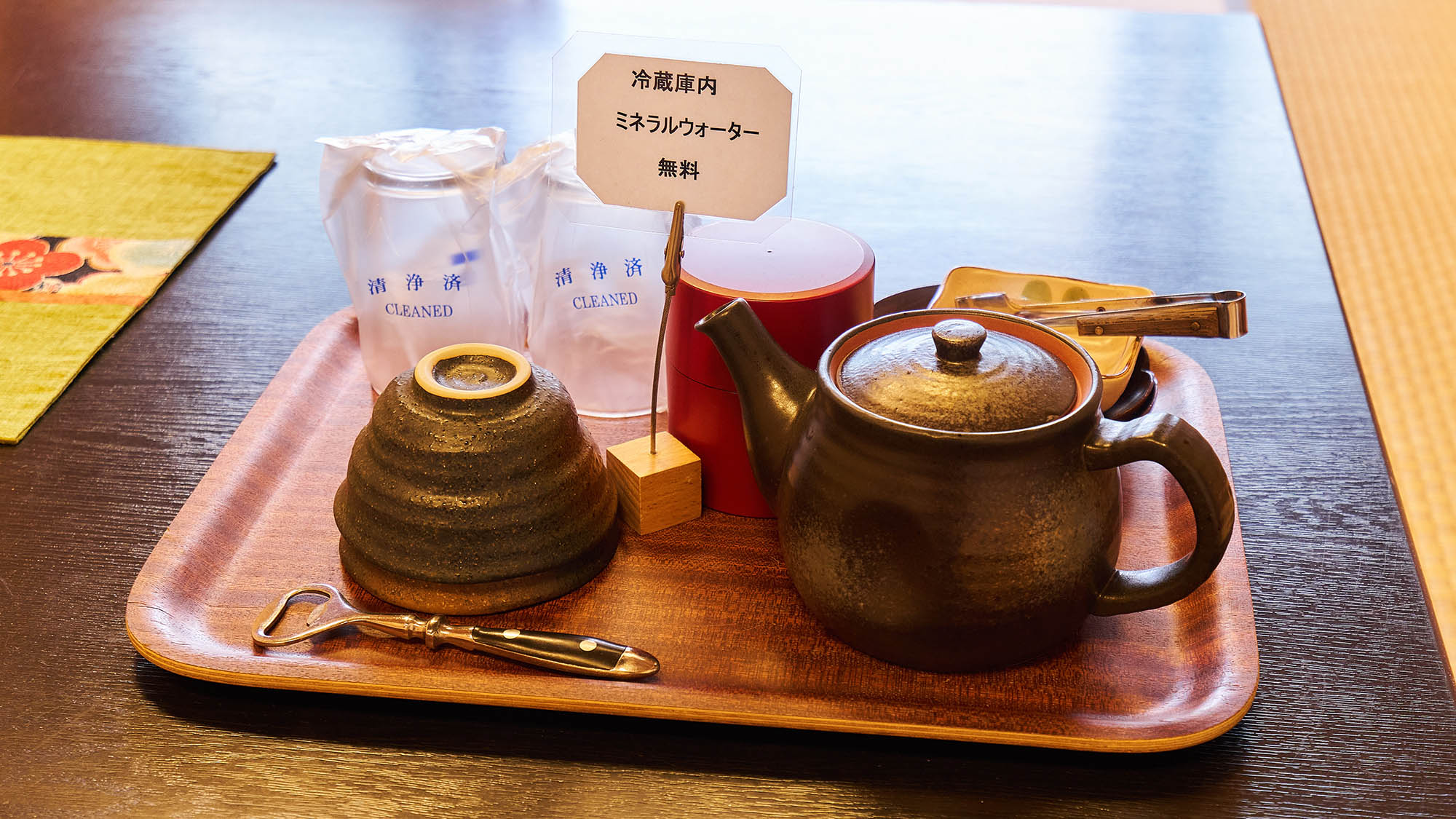 ・【客室／お茶セット】急須で淹れたお茶をお召し上がりいただけます。冷蔵庫内には無料のお水もございます