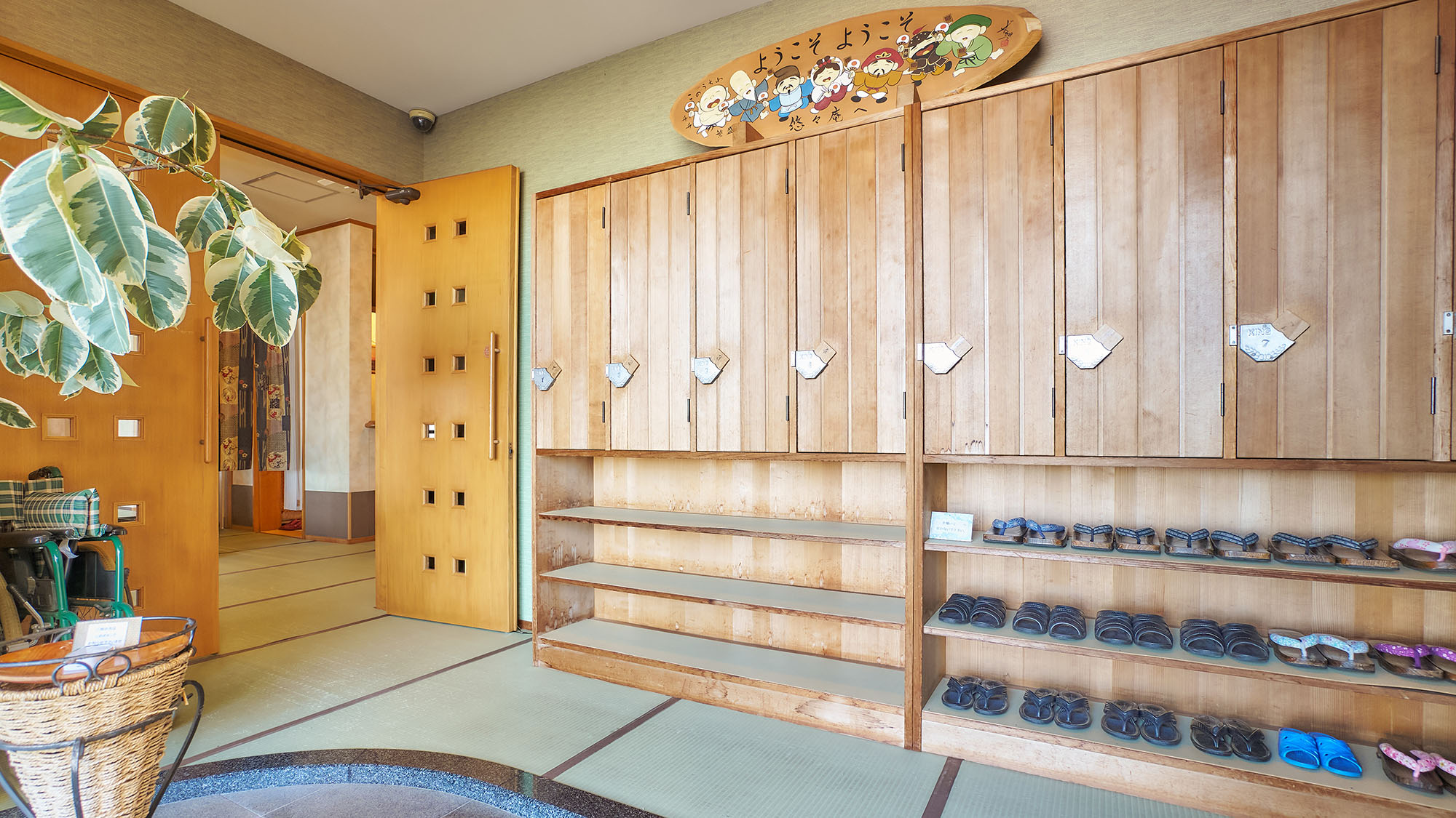 ・【エントランス】当宿は浴室に至るまでほぼ全館畳敷きです。畳のぬくもりを感じる滞在をご体感ください