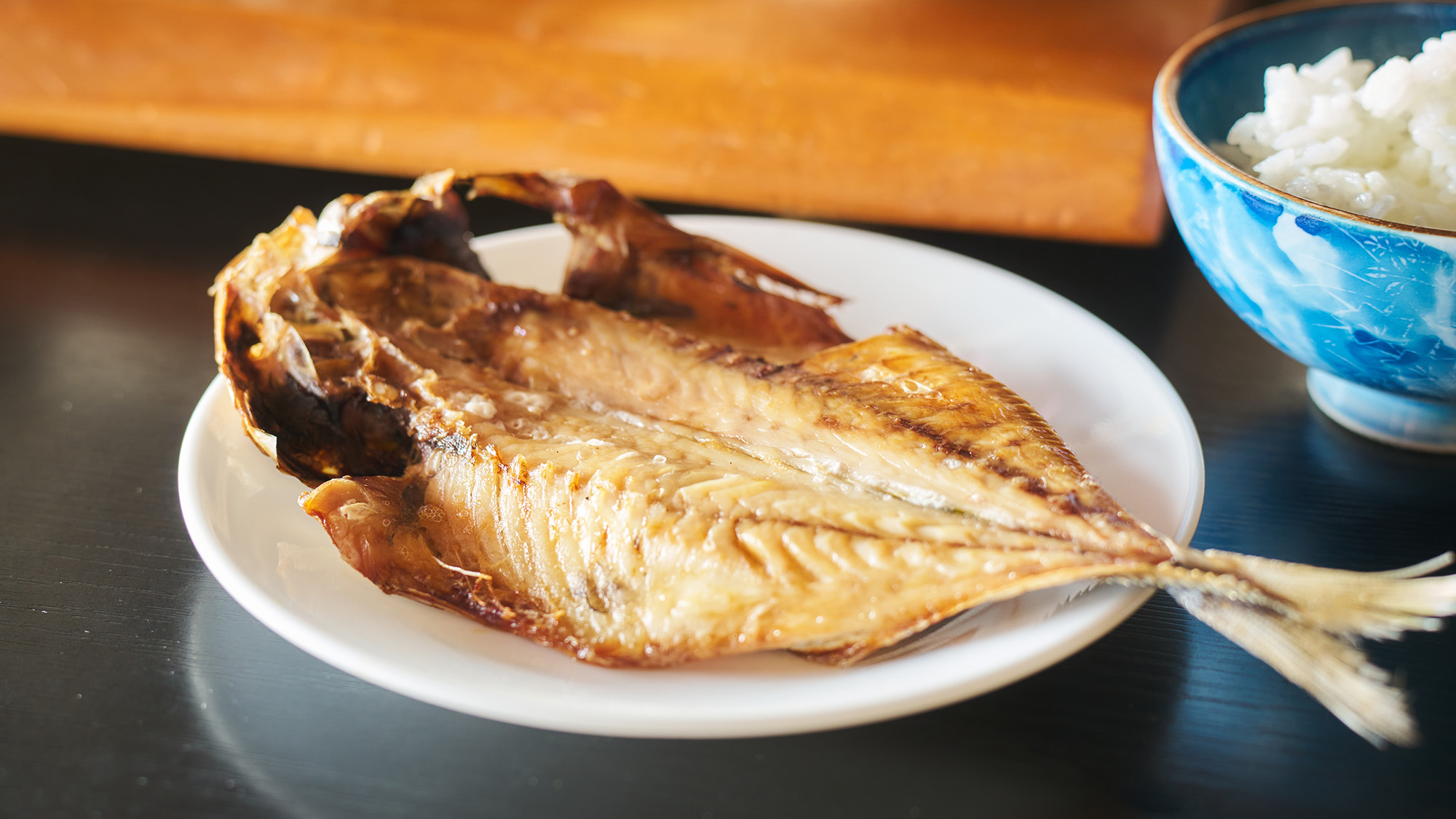 ・【朝食一例】旨みが凝縮したアジの開きをご堪能ください。新鮮で脂が乗った、ジューシーな味わいです