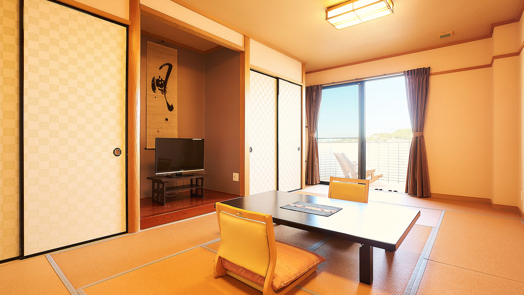 ・【客室／風】寝具は布団4組をご用意しております。畳のぬくもりを感じながらゆったりお寛ぎください