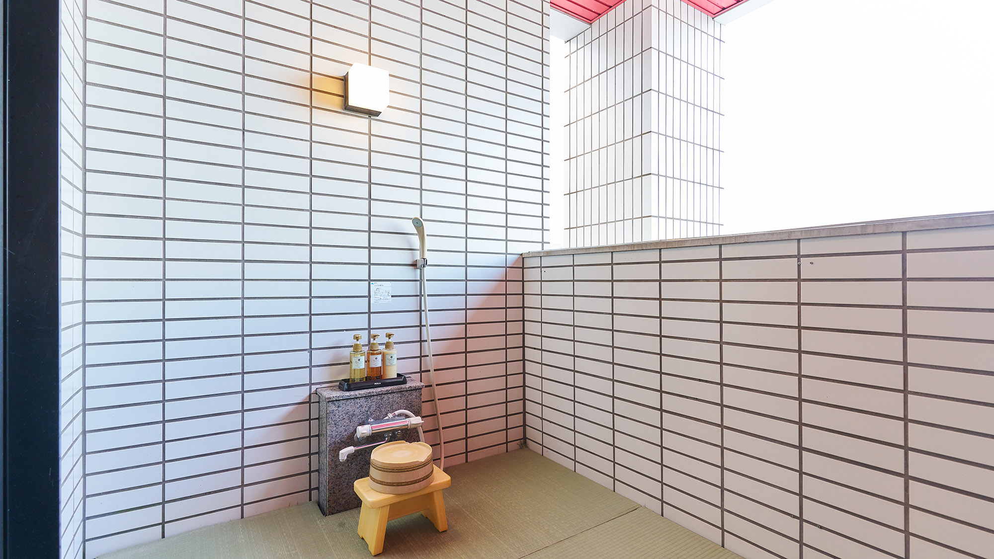 ・【客室／白砂】バルコニーにて心地よい風の中、ご入浴が可能です。ひと味違う入浴時間をご満喫ください