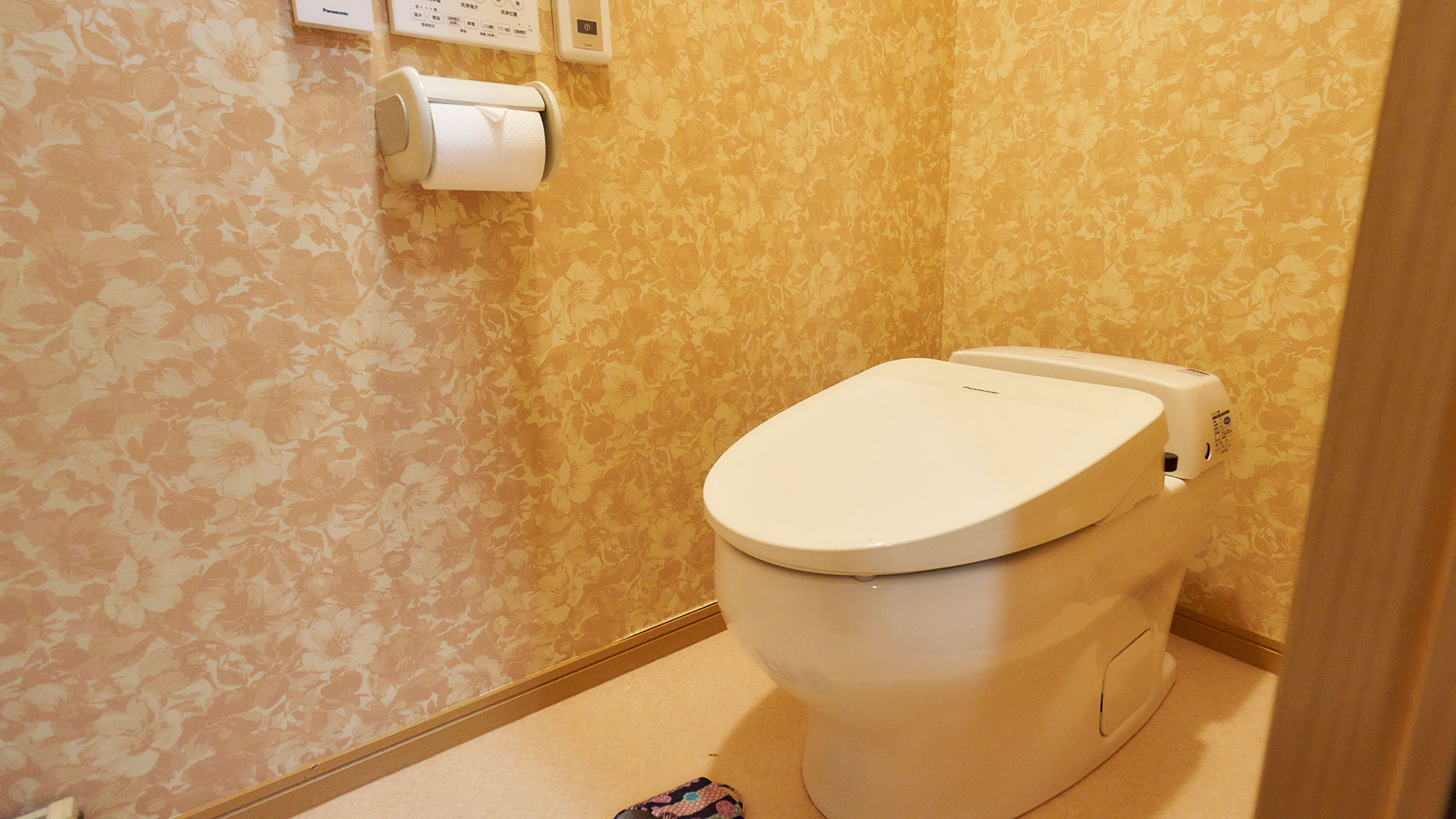 ・【客室／白砂】客室内にトイレを完備。温水洗浄機能付きで快適にご利用いただけます