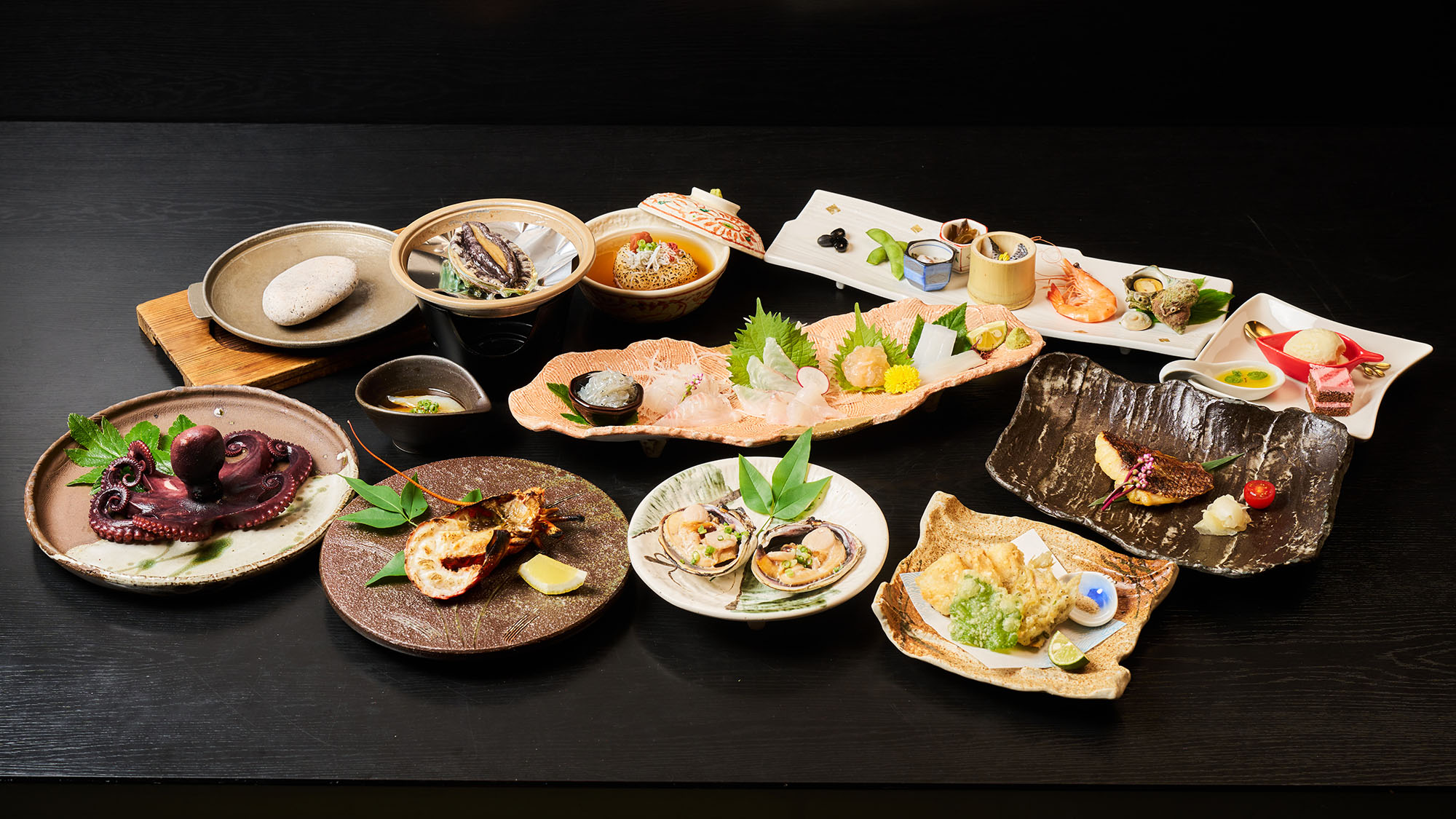 ・【プレミアム夕食一例】伊勢海老を始めとした旬の海鮮を味わい尽くす、ワンランク上の夕食です