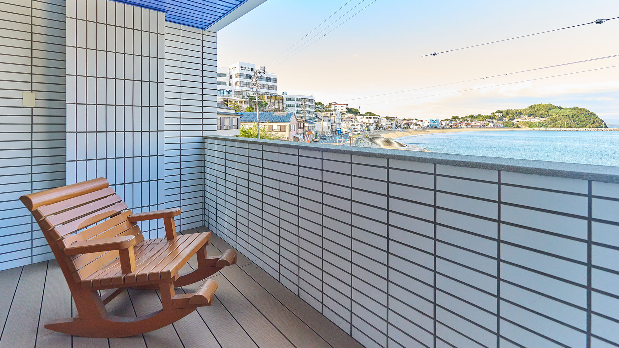 ・【客室／星】海を一望できるバルコニーがございます。時間によって変わる美しい景色をお楽しみください