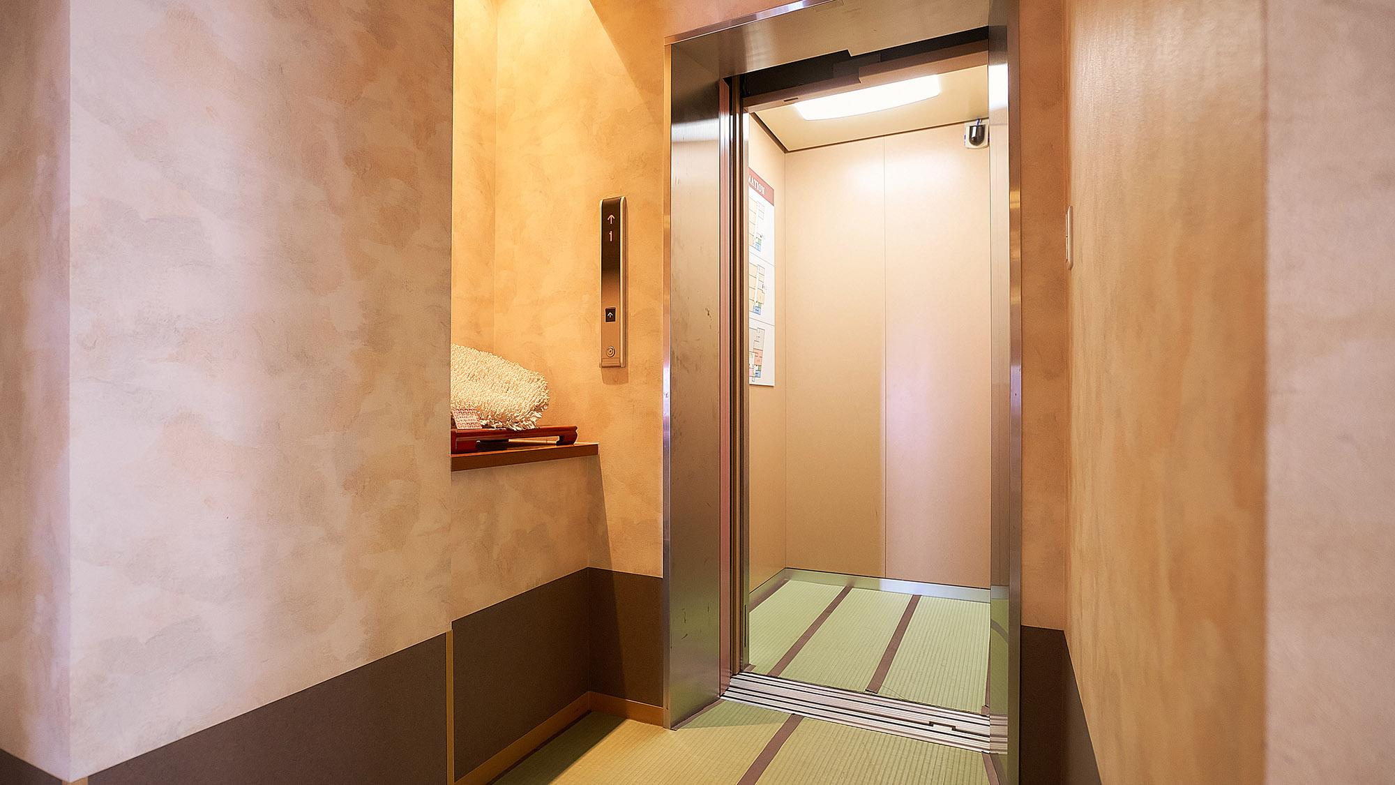 ・【施設設備】エレベーターを完備しております。足の不自由な方も安心してご宿泊いただけます