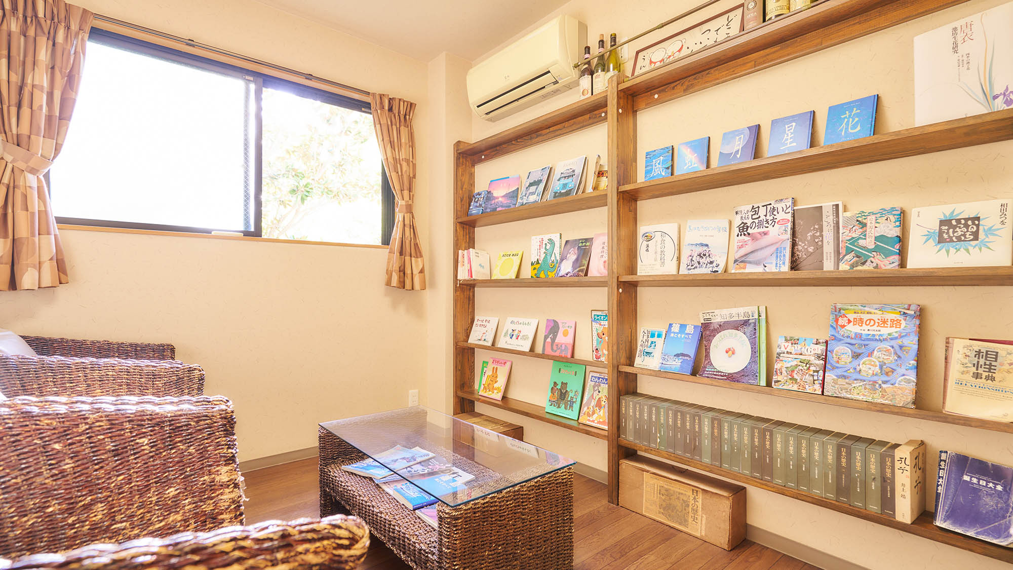 ・【図書室】お子様から大人まで楽しめる本をご用意しております。お気軽にお立ち寄りください