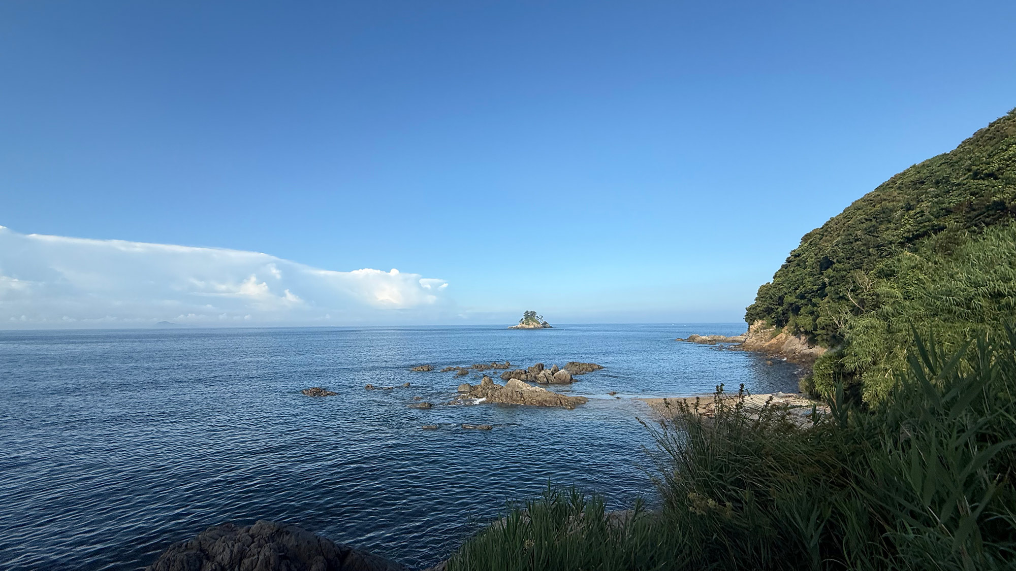 ・【篠島の風景】青い海と空、景観の美しさが楽しめます