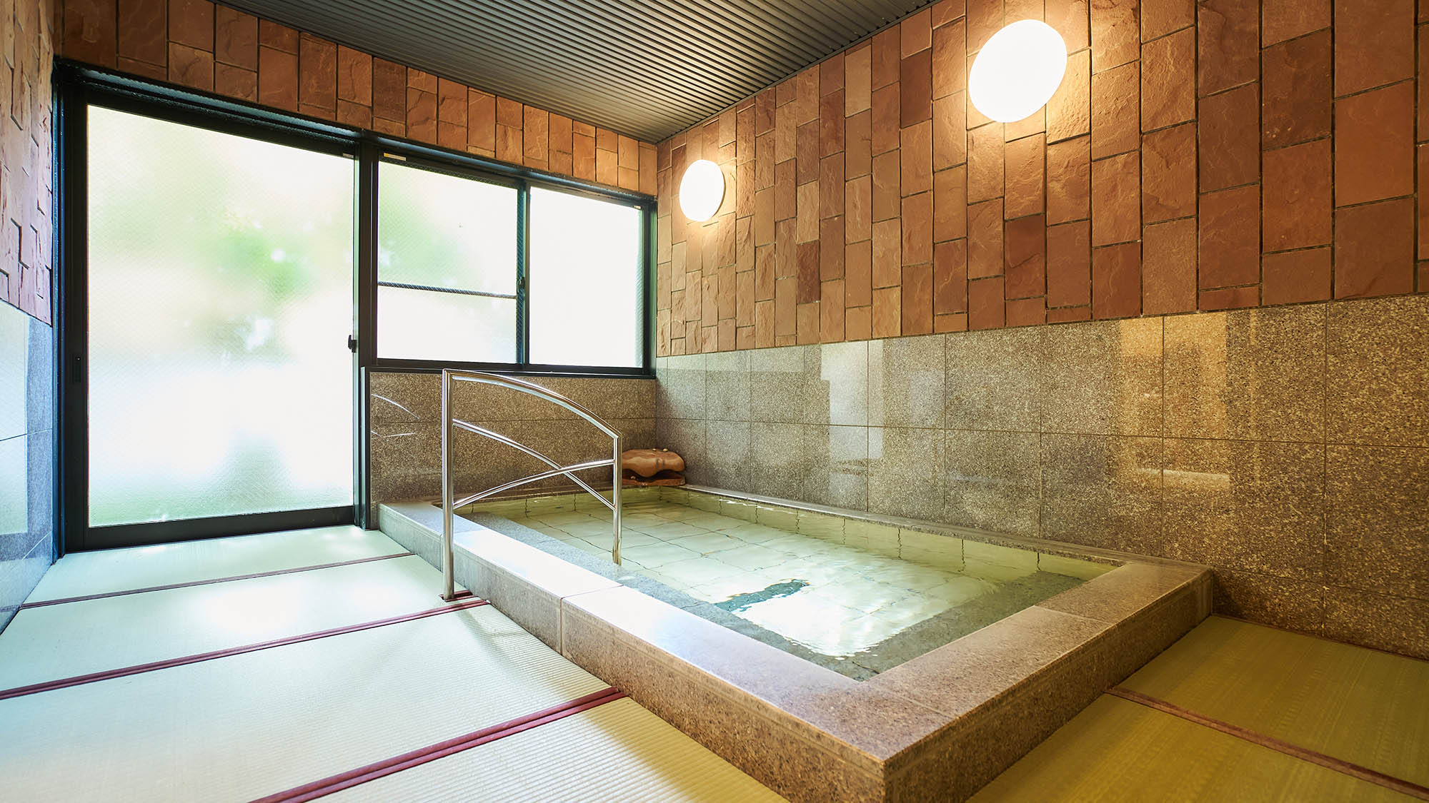 ・【大浴場】温かい湯気と、い草の香りが立ち上る大浴場で、心も体もじっくりをお温まりください