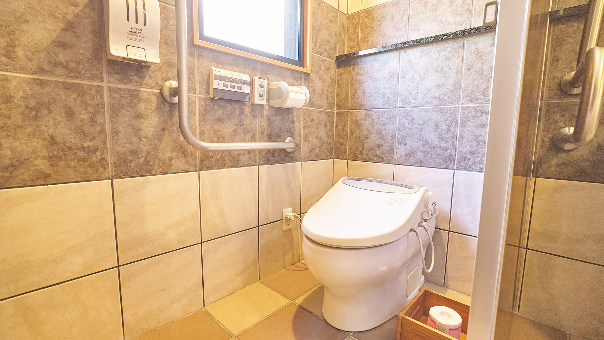 ・【共用トイレ】トイレ横に手すりがございますので、高齢の方でも安心してご利用いただけます