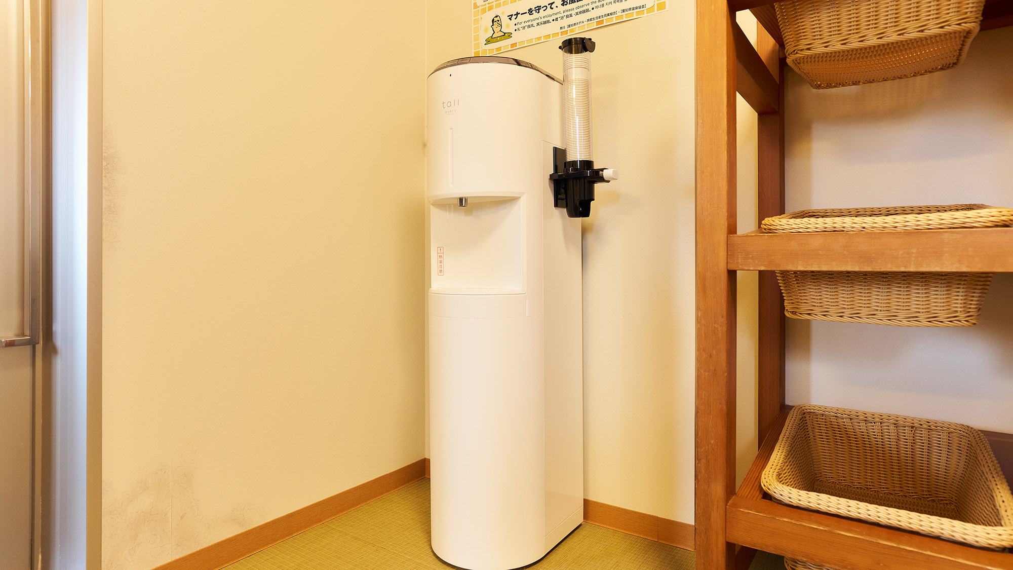 ・【脱衣所】ウォーターサーバーを設置しております。入浴で汗をかいたあとはこちらで水分補給をどうぞ