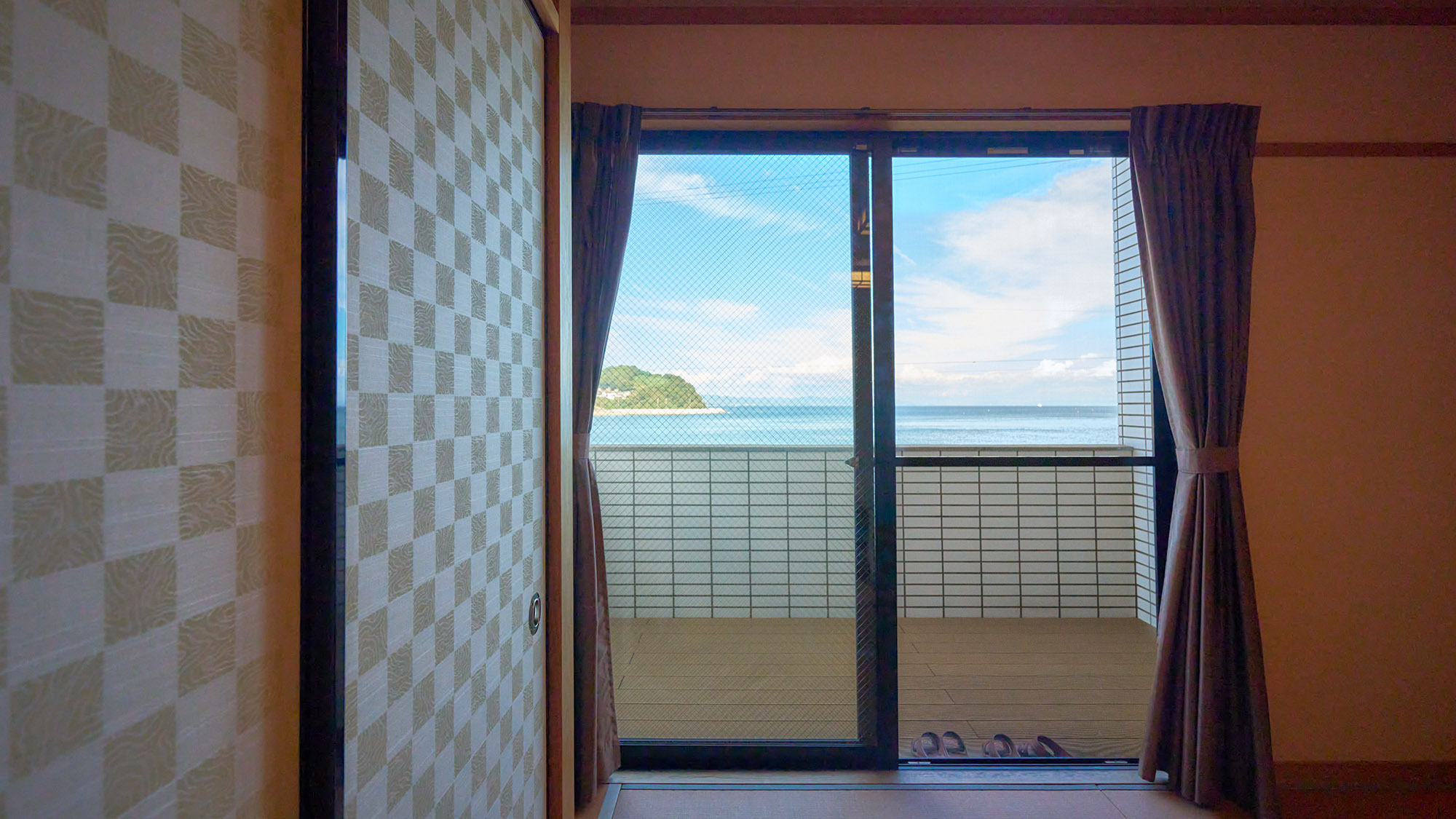 ・【客室／風】広々としたバルコニーで海を眺めてリラックス。都会の喧騒を忘れてお過ごしください