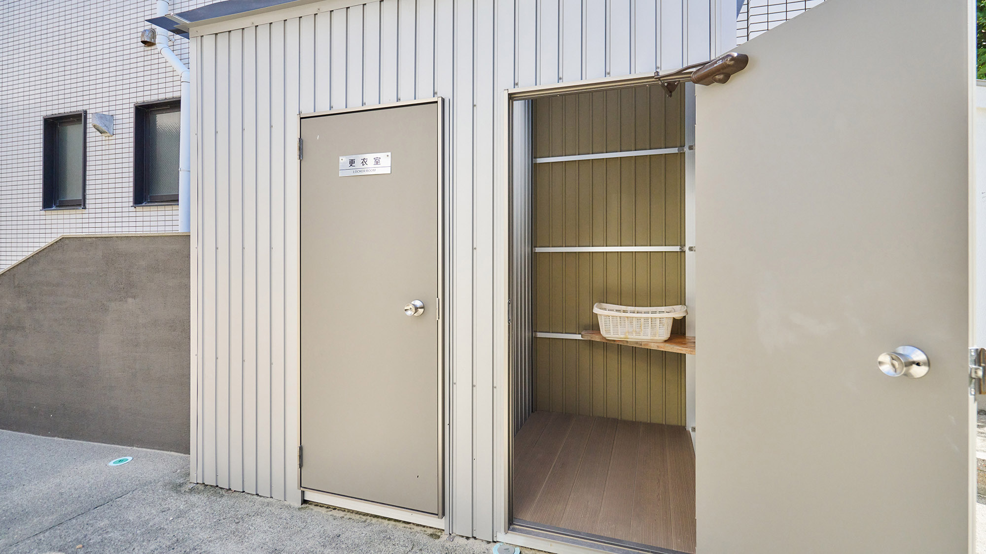 ・【施設設備】施設横に更衣室を設置しております。水遊びなどをされた際はこちらでお着替えください