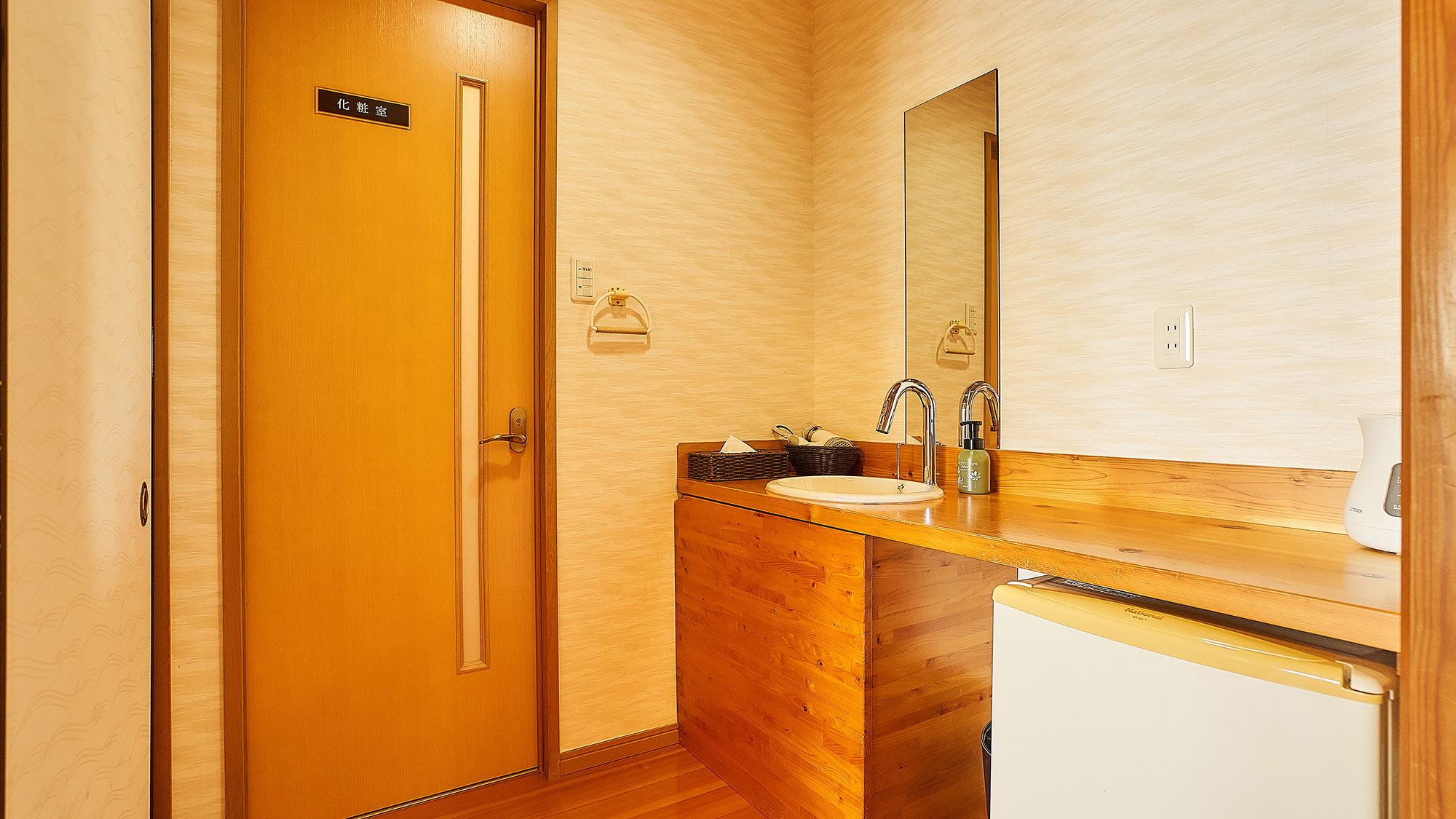 ・【客室／虹】洗面台には鏡を設置。冷蔵庫もございますので、お飲み物を冷やす際などにご利用ください