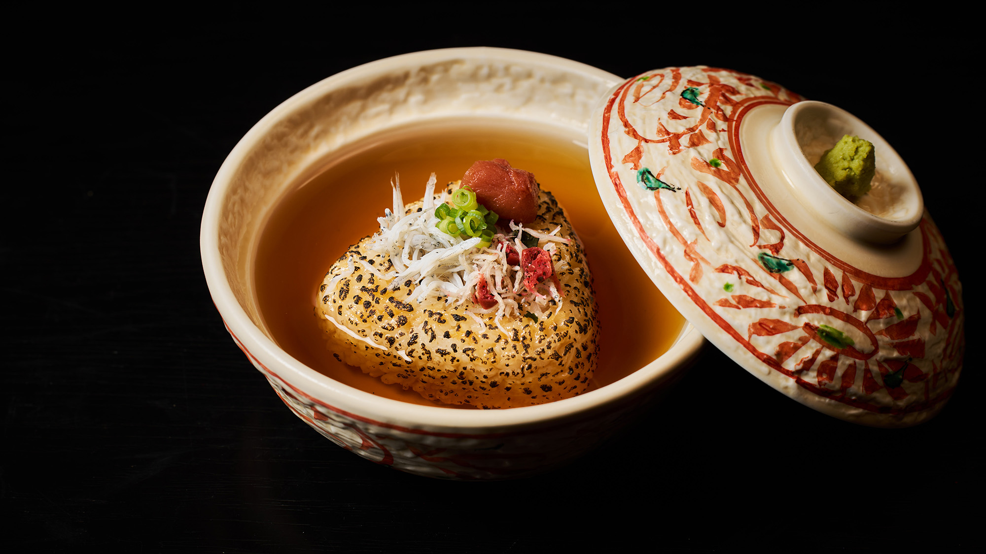・【夕食一例／焼きおにぎり】しらすと梅の焼きおにぎりは、心身ともにほっとするような優しい味わいです