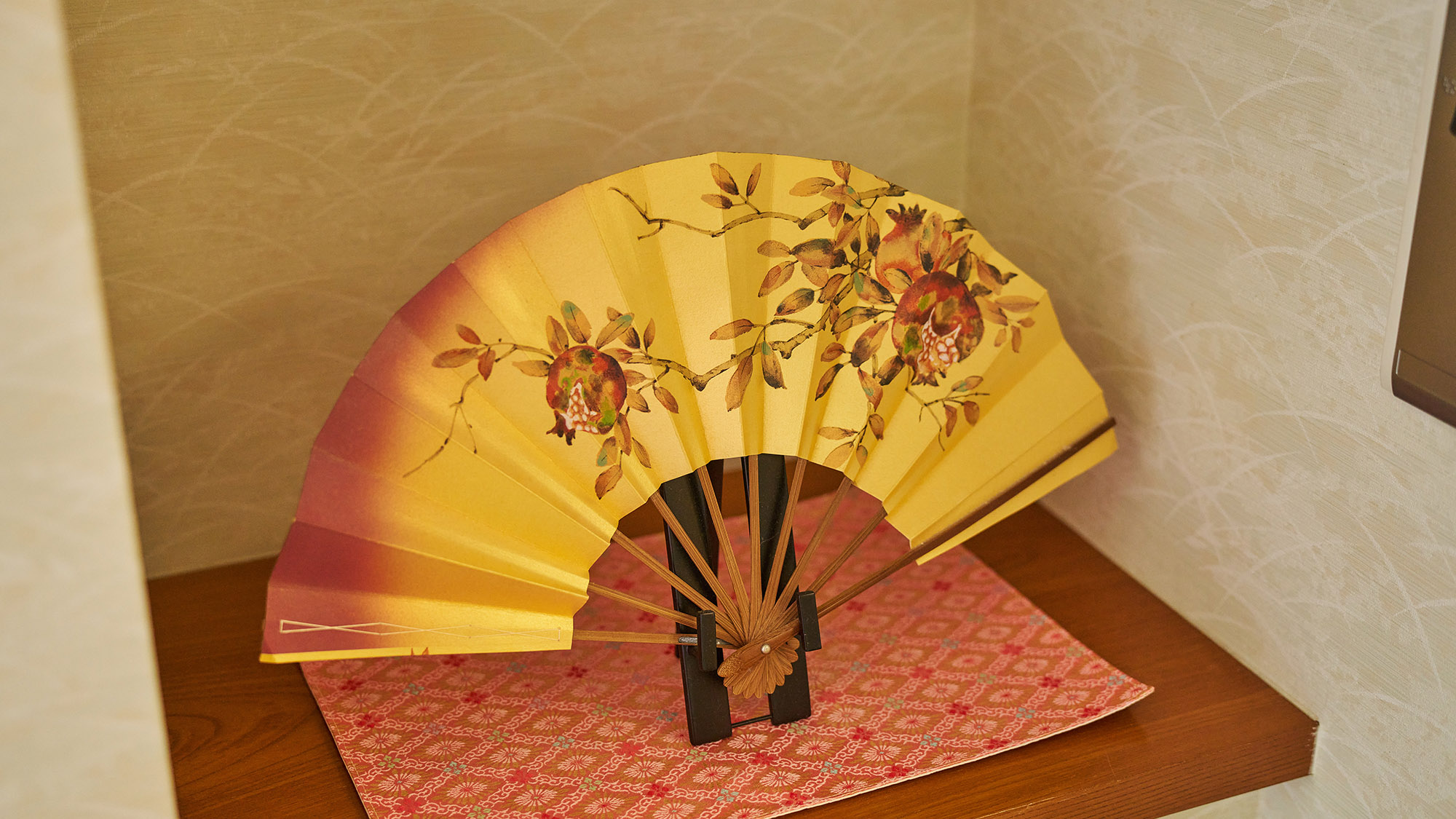 ・【館内】飾られたインテリアが、和の雰囲気をより搔き立てます。落ち着いた雰囲気の中でお過ごしください